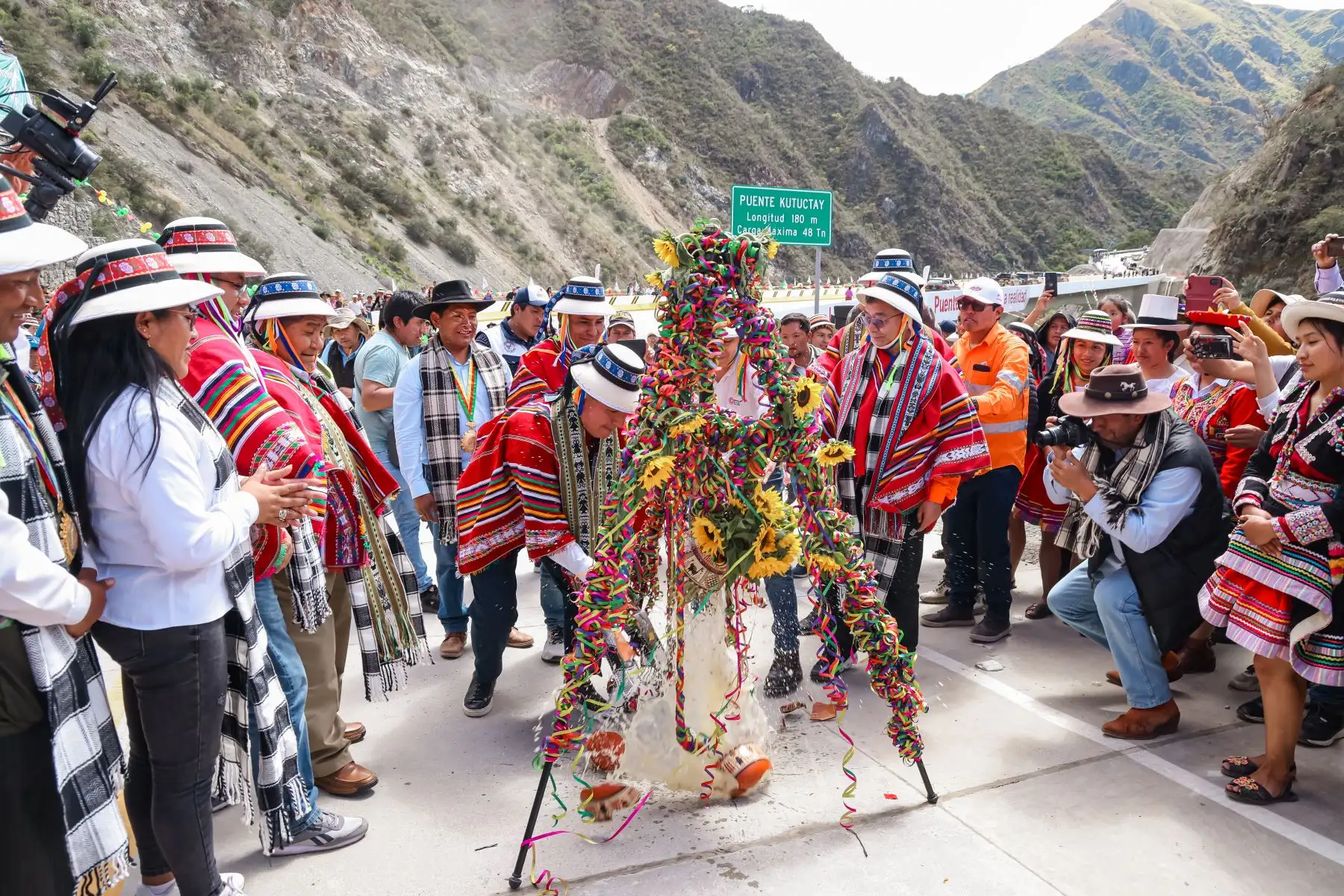 El ministro Raúl Pérez Reyes, junto al titular del Minem , Rómulo Mucho, y acompañado de autoridades locales, inauguró el puente Kutuctay, de 180 metros de longitud, que beneficiará a más 50 mil ciudadanos de Apurímac y Cusco, uniendo a las provincias de Cotabambas (Apurímac) y Anta (Cusco).
Foto: ANDINA/MTC
