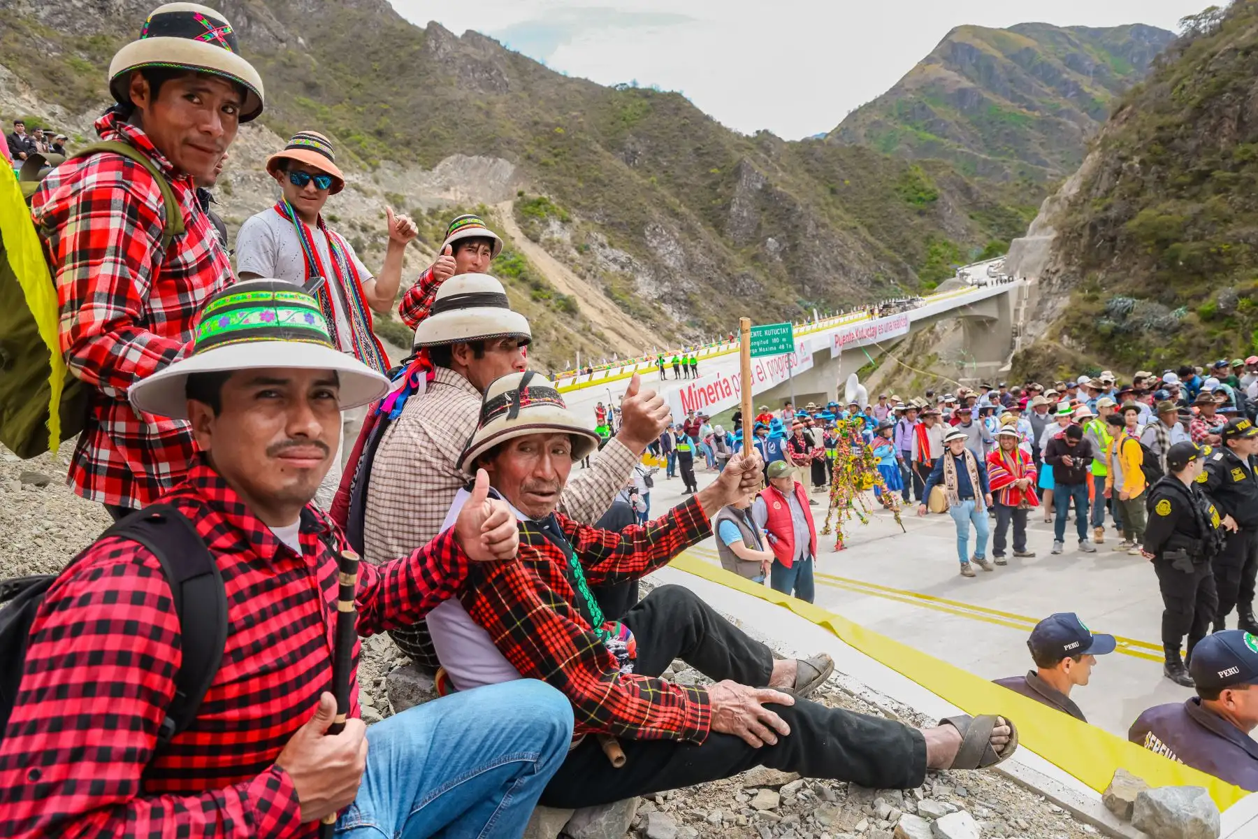 El ministro Raúl Pérez Reyes, junto al titular del Minem , Rómulo Mucho, y acompañado de autoridades locales, inauguró el puente Kutuctay, de 180 metros de longitud, que beneficiará a más 50 mil ciudadanos de Apurímac y Cusco, uniendo a las provincias de Cotabambas (Apurímac) y Anta (Cusco).
Foto: ANDINA/MTC