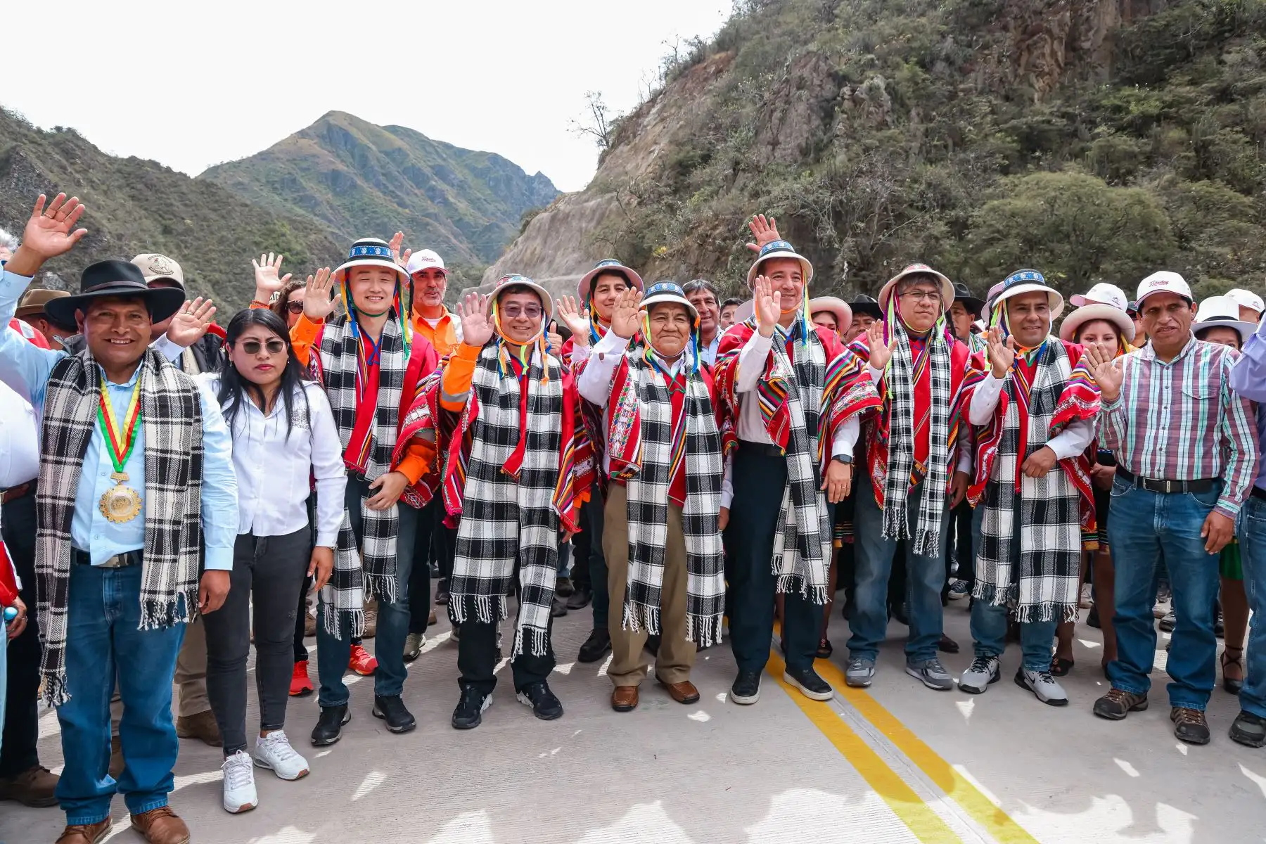 El ministro Raúl Pérez Reyes, junto al titular del Minem , Rómulo Mucho, y acompañado de autoridades locales, inauguró el puente Kutuctay, de 180 metros de longitud, que beneficiará a más 50 mil ciudadanos de Apurímac y Cusco, uniendo a las provincias de Cotabambas (Apurímac) y Anta (Cusco).
Foto: ANDINA/MTC