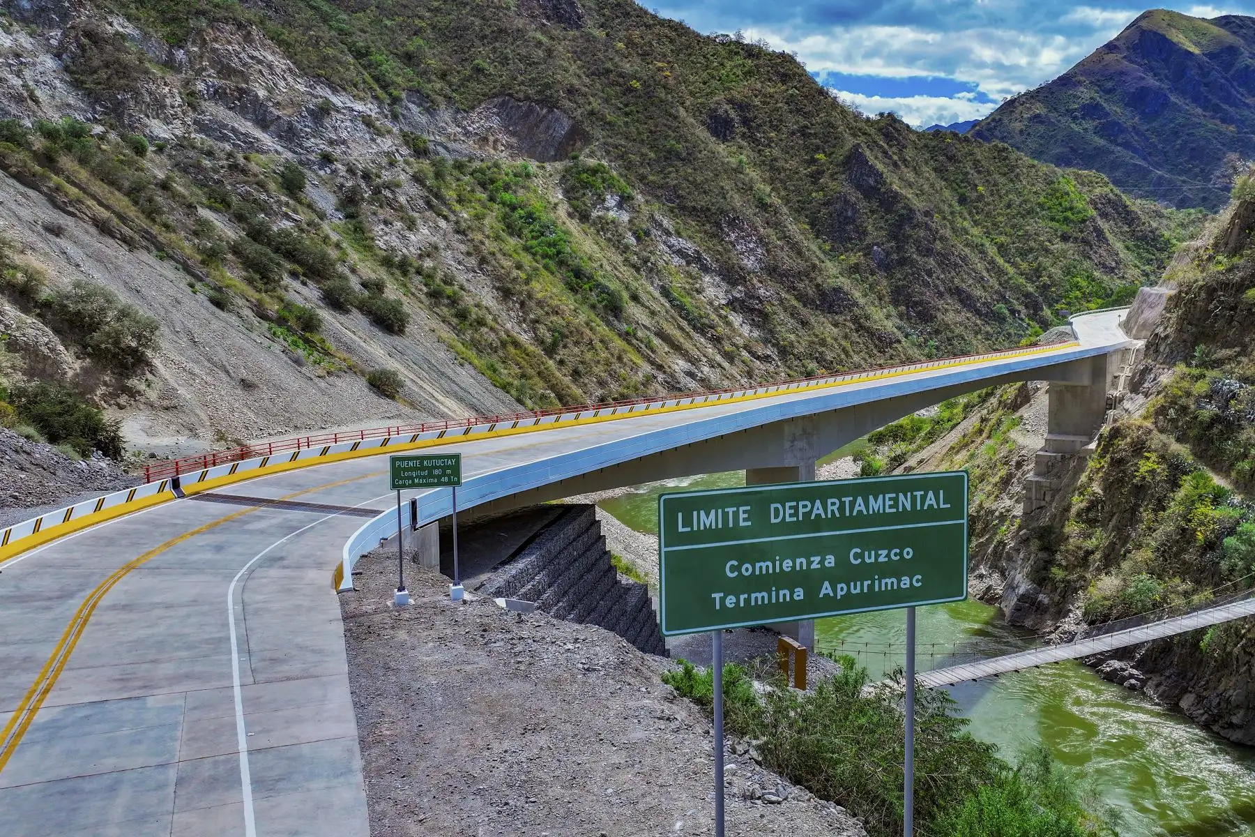 El ministro Raúl Pérez Reyes, junto al titular del Minem , Rómulo Mucho, y acompañado de autoridades locales, inauguró el puente Kutuctay, de 180 metros de longitud, que beneficiará a más 50 mil ciudadanos de Apurímac y Cusco, uniendo a las provincias de Cotabambas (Apurímac) y Anta (Cusco).
Foto: ANDINA/MTC