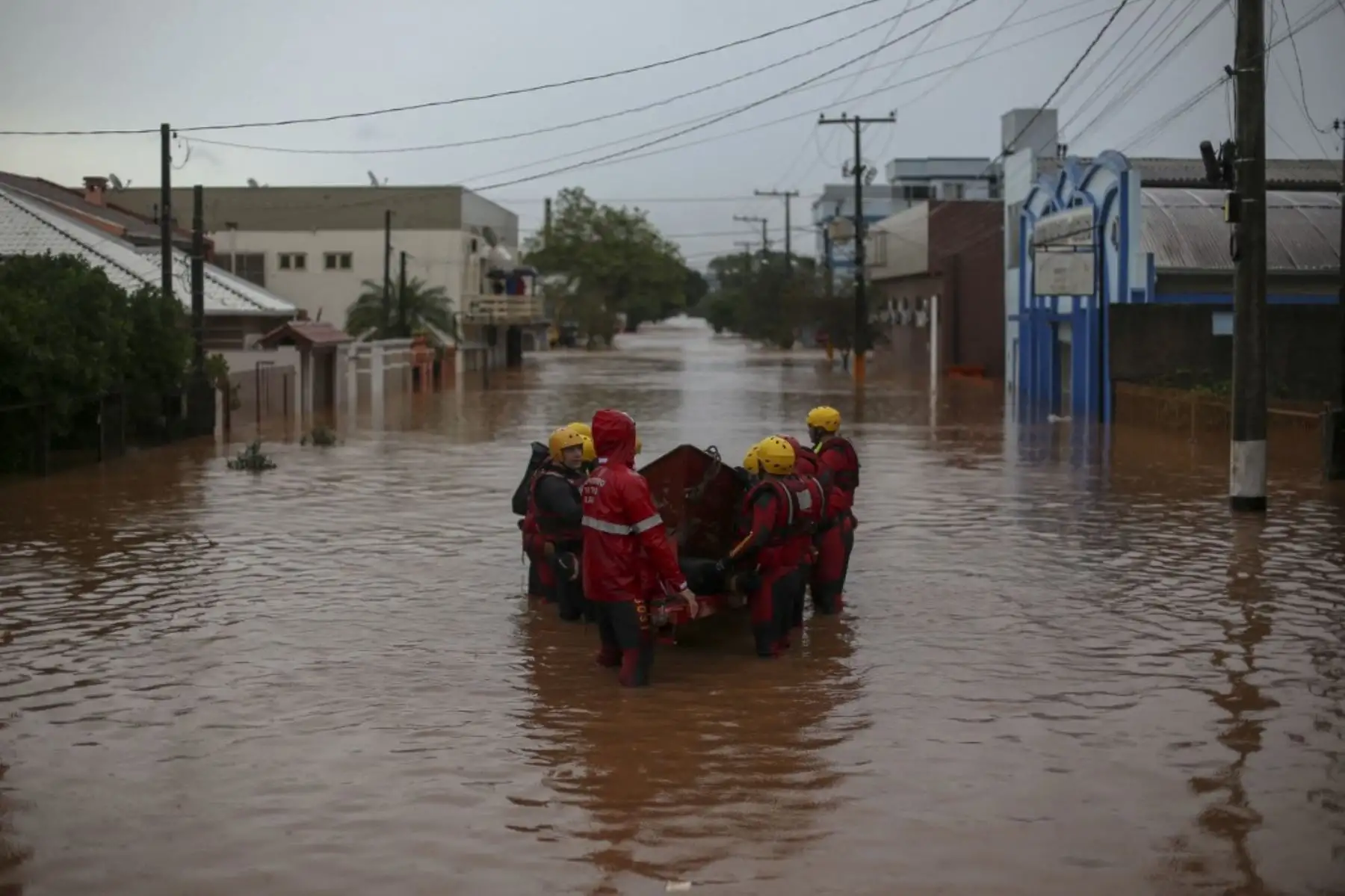 Un equipo de bomberos trabaja en una calle inundada en el centro de la ciudad de Sao Sebastiao do Cai, estado de Rio Grande do Sul, Brasil, el 2 de mayo de 2024. El número de muertos por una tormenta severa en Rio Grande do Sul, en el sur de Brasil, aumentó a 13, en medio del "peor desastre" en la historia del estado donde viajó el jueves el presidente Luiz Inácio Lula da Silva. (Foto de Anselmo Cunha / AFP)