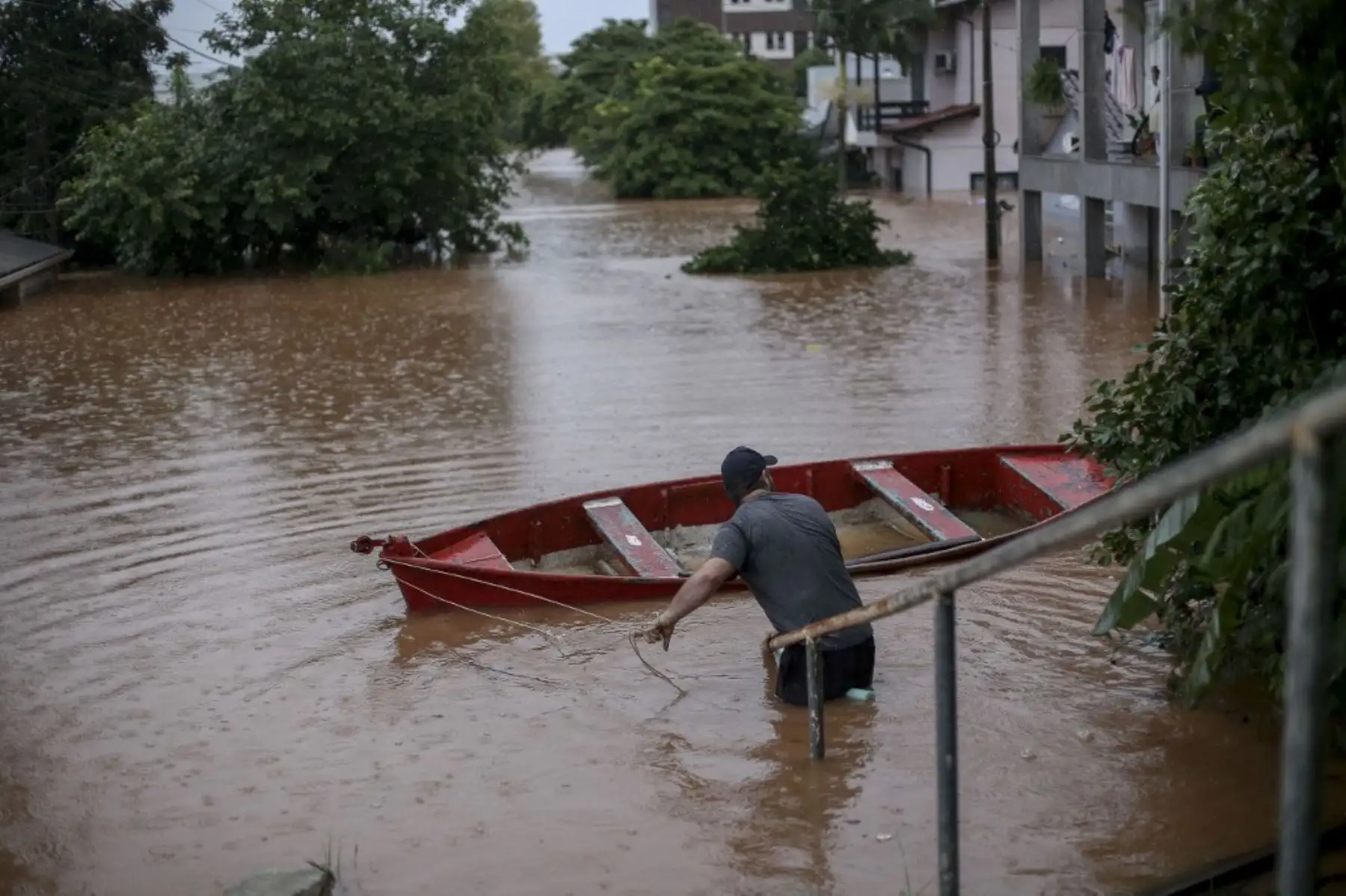 Un voluntario revisa un barco antes de rescatar a los residentes atrapados dentro de sus casas en la ciudad de Sao Sebastiao do Cai, estado de Rio Grande do Sul, Brasil, el 2 de mayo de 2024. El número de muertos por una fuerte tormenta en Rio Grande do Sul, en el sur de Brasil , ascendió a 13, en medio del "peor desastre" de la historia del estado al que viajó el jueves el presidente Luiz Inácio Lula da Silva. (Foto de Anselmo Cunha / AFP)