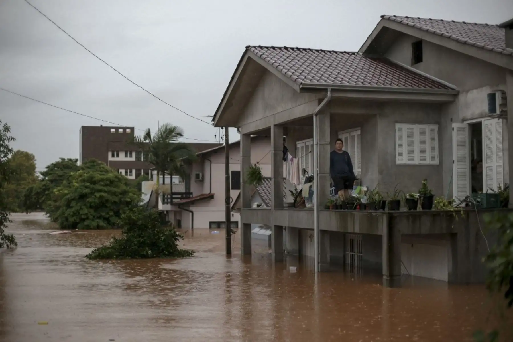 Jefferson Abreu Teles, residente del barrio de Quilombo, descansa después de elegir quedarse en su casa inundada en Sao Sebastiao do Cai, estado de Rio Grande do Sul, Brasil, el 2 de mayo de 2024. El número de muertos por una fuerte tormenta en Rio Grande do Sul, en el sur de Brasil, aumentó a 13, en medio del "peor desastre" en la historia del estado al que viajó el jueves el presidente Luiz Inácio Lula da Silva. (Foto de Anselmo Cunha / AFP)