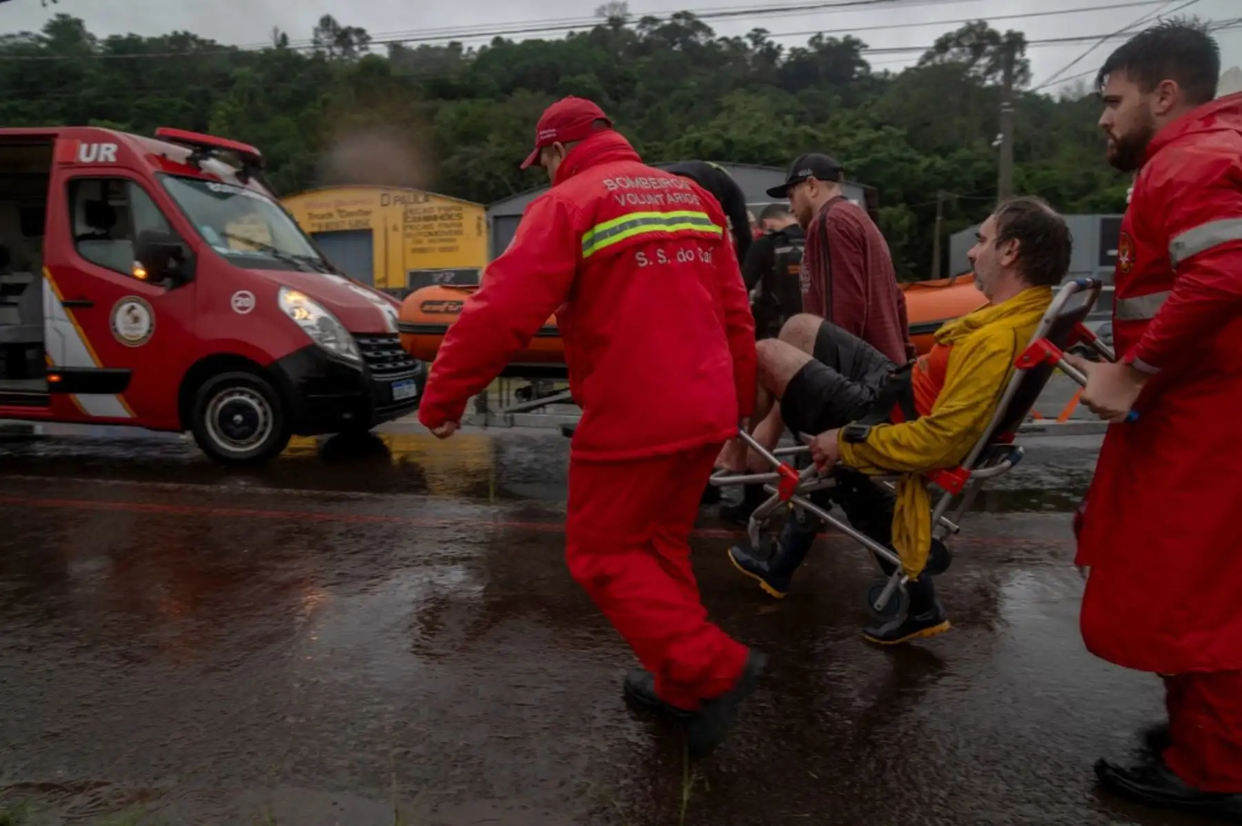 Los bomberos evacuan a un hombre de una zona inundada en el centro de la ciudad de Sao Sebastiao do Cai, estado de Rio Grande do Sul, Brasil, el 2 de mayo de 2024. El presidente brasileño, Luiz Inácio Lula da Silva, visitó el jueves el sur del país, donde causaron inundaciones y deslizamientos de tierra. por las lluvias torrenciales han matado a 13 personas y es probable que el número de víctimas aumente. Las autoridades de Rio Grande do Sul han declarado el estado de emergencia, mientras los rescatistas co