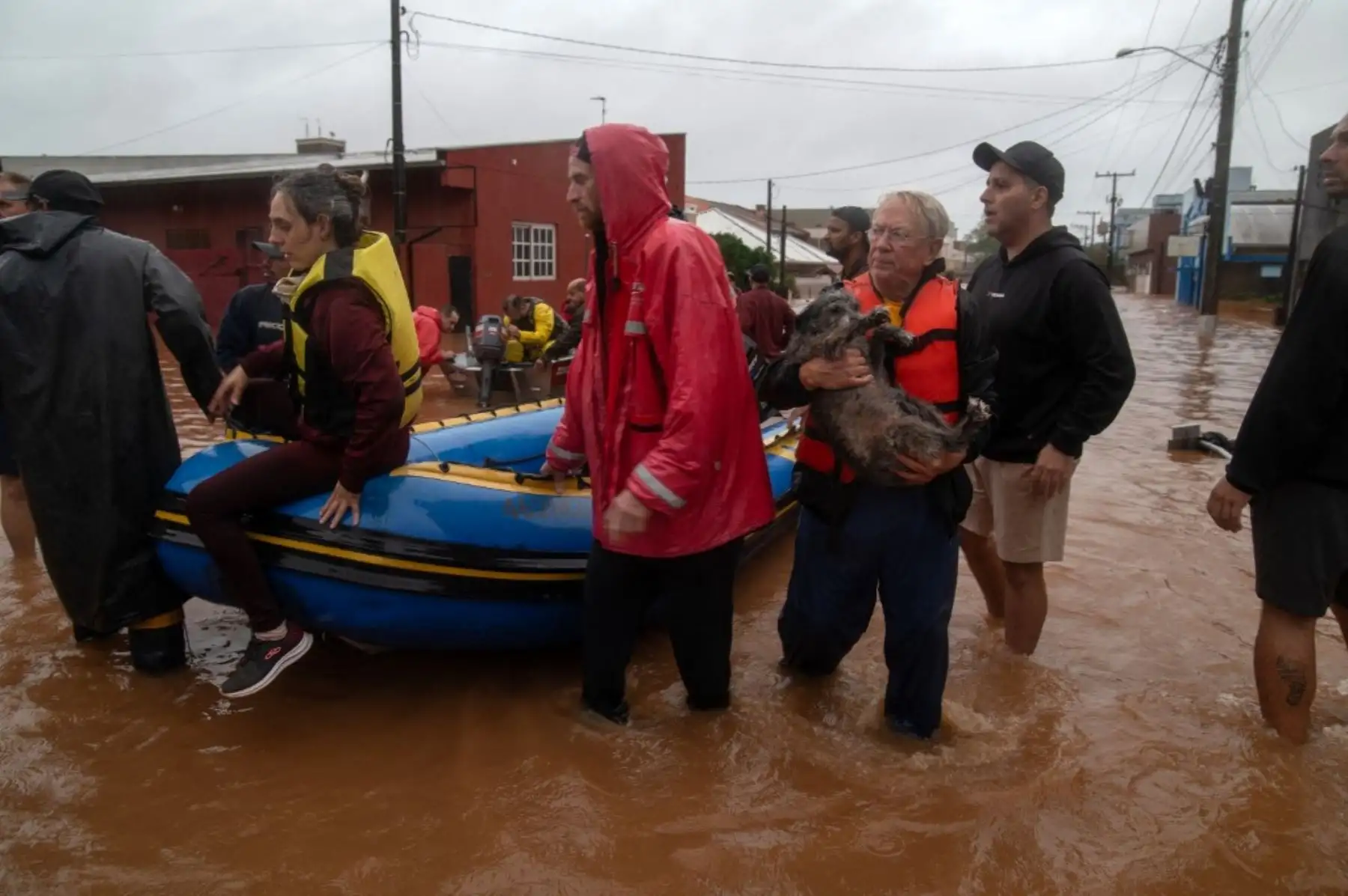 Los residentes y un perro son evacuados de una zona inundada en el centro de la ciudad de Sao Sebastiao do Cai, estado de Rio Grande do Sul, Brasil, el 2 de mayo de 2024. El presidente brasileño Luiz Inácio Lula da Silva visitó el jueves el sur del país, donde las inundaciones y Los deslizamientos de tierra causados por las lluvias torrenciales han matado a 13 personas y es probable que el número de víctimas aumente. Las autoridades de Rio Grande do Sul han declarado el estado de emergencia, mientras los re