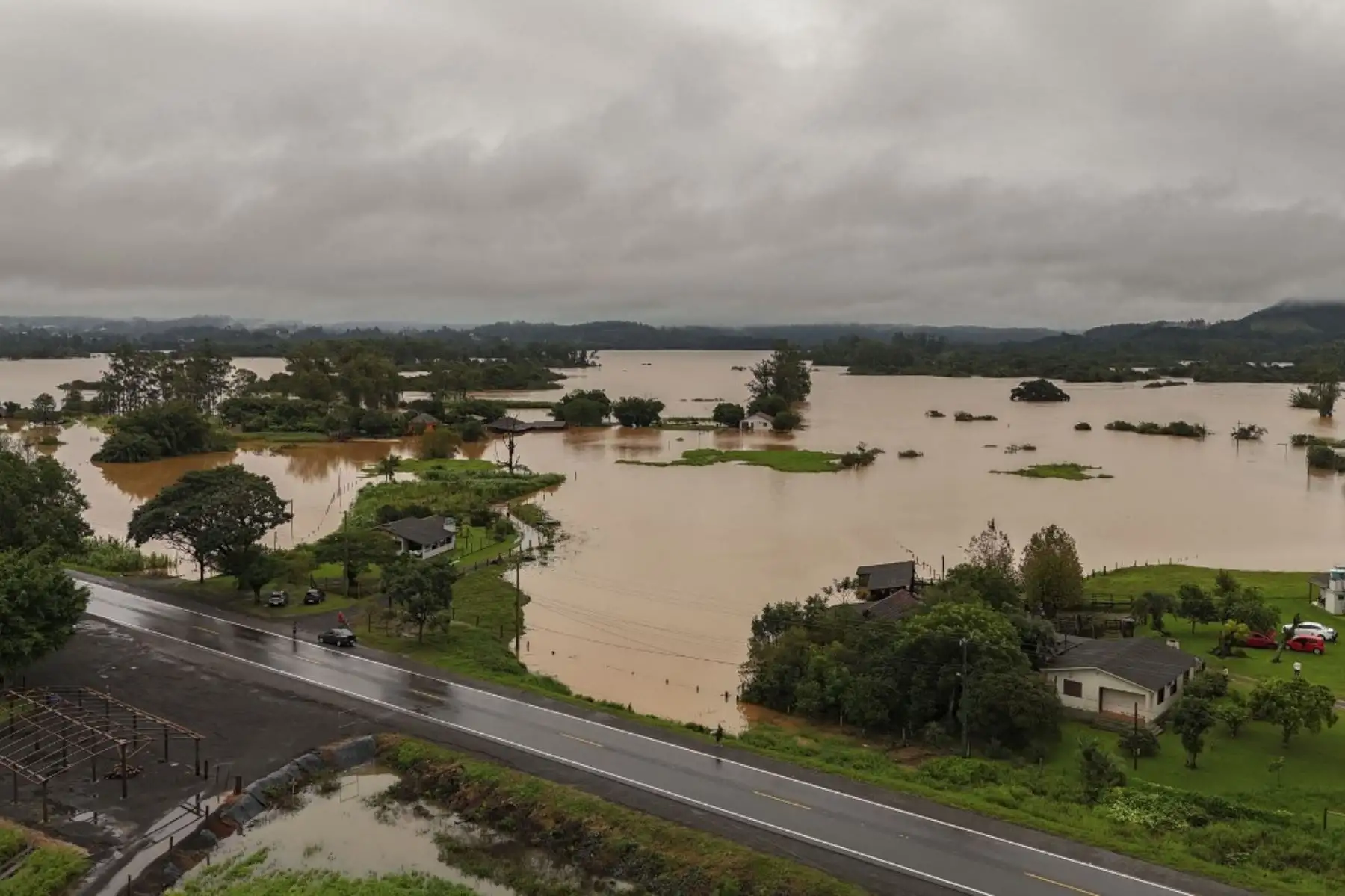 Vista aérea muestra un área inundada de Capela de Santana, estado de Rio Grande do Sul, Brasil, el 2 de mayo de 2024.†. El presidente brasileño, Luiz Inácio Lula da Silva, visitó el jueves el sur del país, donde las inundaciones y deslizamientos de tierra causados por lluvias torrenciales han matado a 13 personas y es probable que la cifra aumente. Las autoridades de Rio Grande do Sul han declarado el estado de emergencia, mientras los rescatistas continúan buscando a unas 21 personas reportadas como desapa