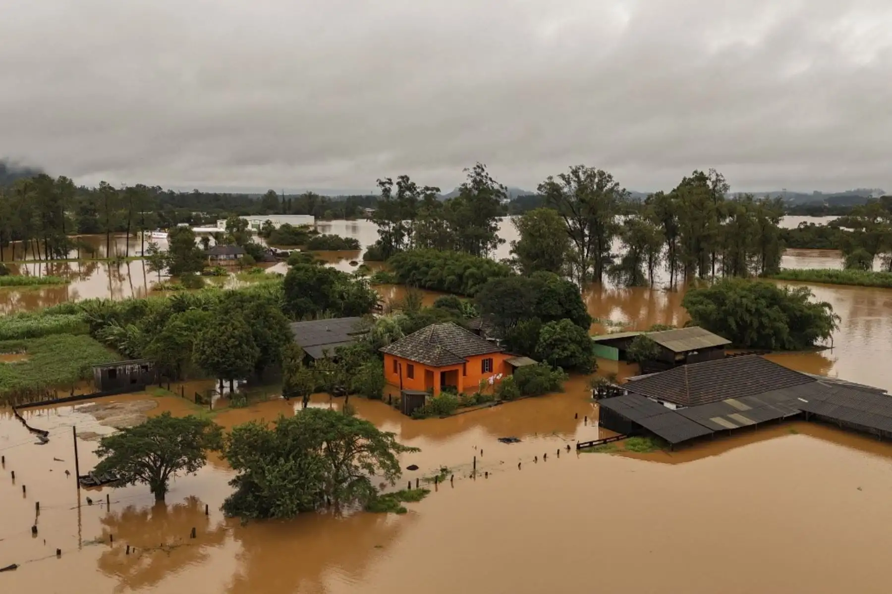 Vista aérea muestra un área inundada de Capela de Santana, estado de Rio Grande do Sul, Brasil, el 2 de mayo de 2024.†. El presidente brasileño, Luiz Inácio Lula da Silva, visitó el jueves el sur del país, donde las inundaciones y deslizamientos de tierra causados por lluvias torrenciales han matado a 13 personas y es probable que la cifra aumente. Las autoridades de Rio Grande do Sul han declarado el estado de emergencia, mientras los rescatistas continúan buscando a unas 21 personas reportadas como desapa