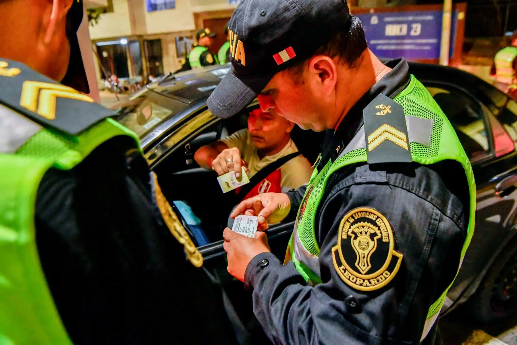 El ministro Walter Ortiz, con el alcalde de la Municipalidad de SanMiguel, Eduardo Bless, supervisó la ejecución del Operativo Impacto, a cargo de la Policía Nacional del Perú y el serenazgo local, en diferentes puntos de la jurisdicción. En cumplimiento del plan Perú Seguro, con más de 400 efectivos, entre Halcones, Tránsito, Extranjería y otras, se desplegaron realizando controles de identidad y vehicular, a fin de prevenir y combatir el delito. También se busca identificar y poner a disposición de las autoridades a personas requisitoriadas.
Foto: ANDINA/Mininter