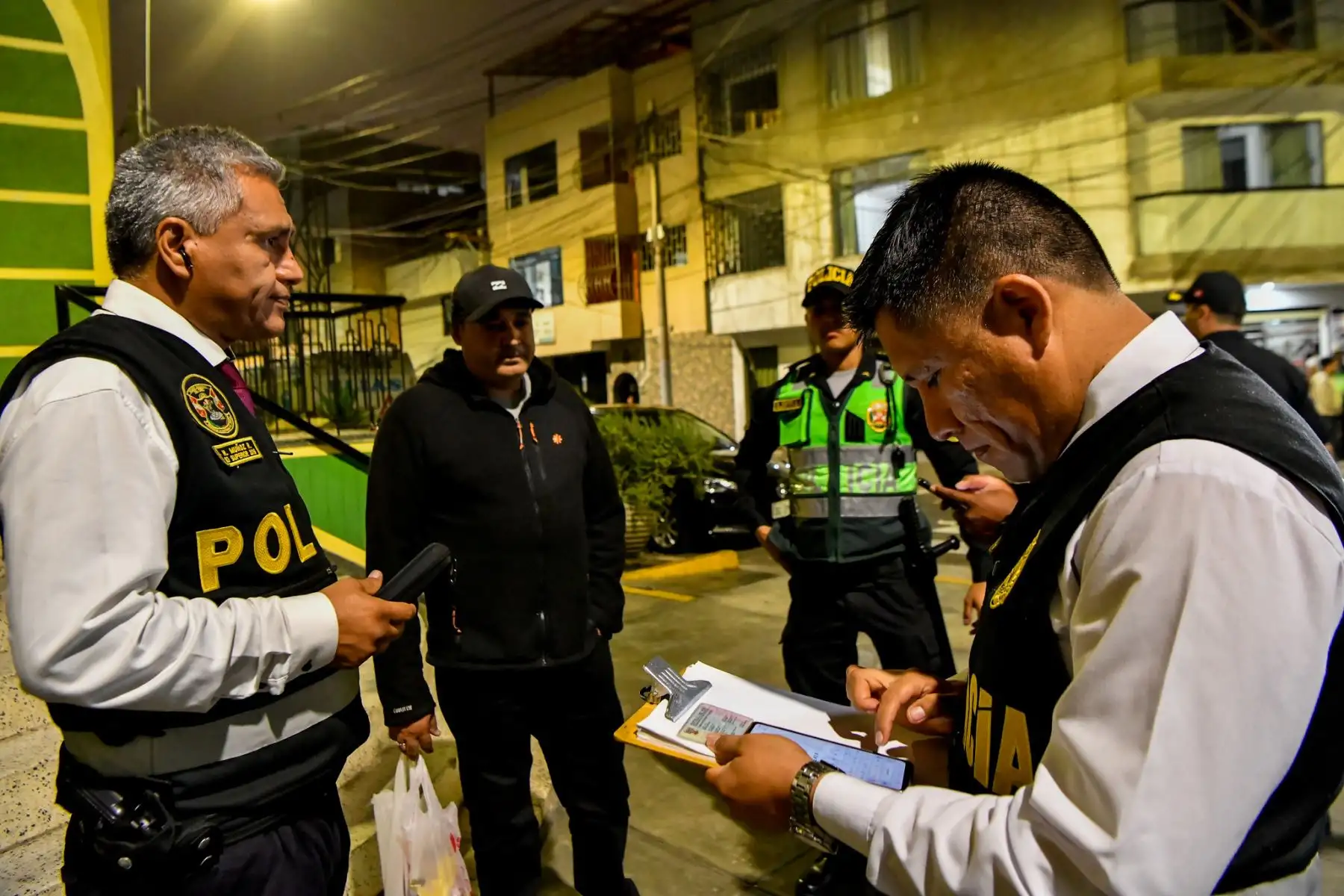 El ministro Walter Ortiz, con el alcalde de la Municipalidad de SanMiguel, Eduardo Bless, supervisó la ejecución del Operativo Impacto, a cargo de la Policía Nacional del Perú y el serenazgo local, en diferentes puntos de la jurisdicción. En cumplimiento del plan Perú Seguro, con más de 400 efectivos, entre Halcones, Tránsito, Extranjería y otras, se desplegaron realizando controles de identidad y vehicular, a fin de prevenir y combatir el delito. También se busca identificar y poner a disposición de las autoridades a personas requisitoriadas.
Foto: ANDINA/Mininter