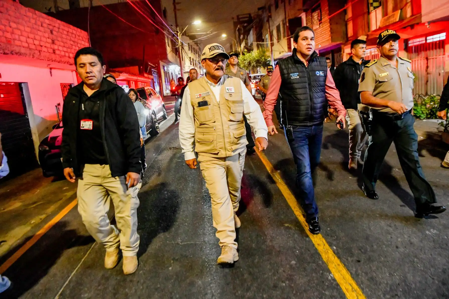El ministro Walter Ortiz, con el alcalde de la Municipalidad de SanMiguel, Eduardo Bless, supervisó la ejecución del Operativo Impacto, a cargo de la Policía Nacional del Perú y el serenazgo local, en diferentes puntos de la jurisdicción. En cumplimiento del plan Perú Seguro, con más de 400 efectivos, entre Halcones, Tránsito, Extranjería y otras, se desplegaron realizando controles de identidad y vehicular, a fin de prevenir y combatir el delito. También se busca identificar y poner a disposición de las autoridades a personas requisitoriadas.
Foto: ANDINA/Mininter
