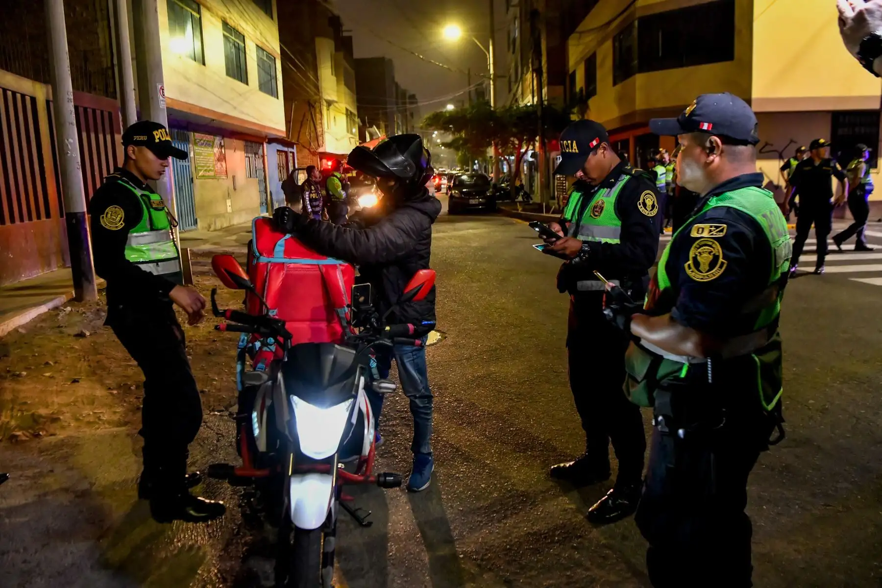 El ministro Walter Ortiz, con el alcalde de la Municipalidad de SanMiguel, Eduardo Bless, supervisó la ejecución del Operativo Impacto, a cargo de la Policía Nacional del Perú y el serenazgo local, en diferentes puntos de la jurisdicción. En cumplimiento del plan Perú Seguro, con más de 400 efectivos, entre Halcones, Tránsito, Extranjería y otras, se desplegaron realizando controles de identidad y vehicular, a fin de prevenir y combatir el delito. También se busca identificar y poner a disposición de las autoridades a personas requisitoriadas.
Foto: ANDINA/Mininter