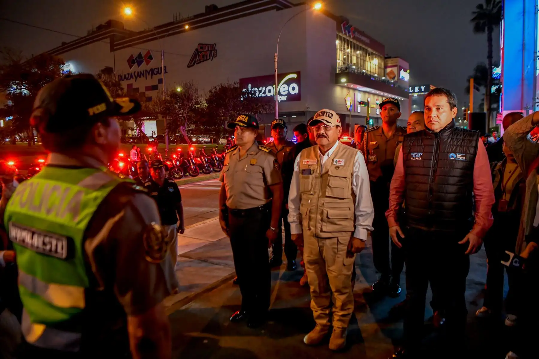 El ministro Walter Ortiz, con el alcalde de la Municipalidad de SanMiguel, Eduardo Bless, supervisó la ejecución del Operativo Impacto, a cargo de la Policía Nacional del Perú y el serenazgo local, en diferentes puntos de la jurisdicción. En cumplimiento del plan Perú Seguro, con más de 400 efectivos, entre Halcones, Tránsito, Extranjería y otras, se desplegaron realizando controles de identidad y vehicular, a fin de prevenir y combatir el delito. También se busca identificar y poner a disposición de las autoridades a personas requisitoriadas.
Foto: ANDINA/Mininter