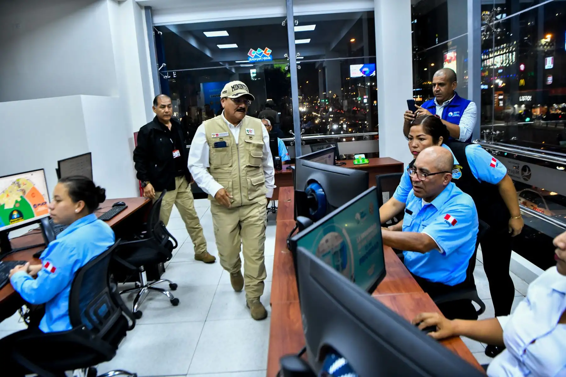 El ministro Walter Ortiz, con el alcalde de la Municipalidad de SanMiguel, Eduardo Bless, supervisó la ejecución del Operativo Impacto, a cargo de la Policía Nacional del Perú y el serenazgo local, en diferentes puntos de la jurisdicción. En cumplimiento del plan Perú Seguro, con más de 400 efectivos, entre Halcones, Tránsito, Extranjería y otras, se desplegaron realizando controles de identidad y vehicular, a fin de prevenir y combatir el delito. También se busca identificar y poner a disposición de las autoridades a personas requisitoriadas.
Foto: ANDINA/Mininter