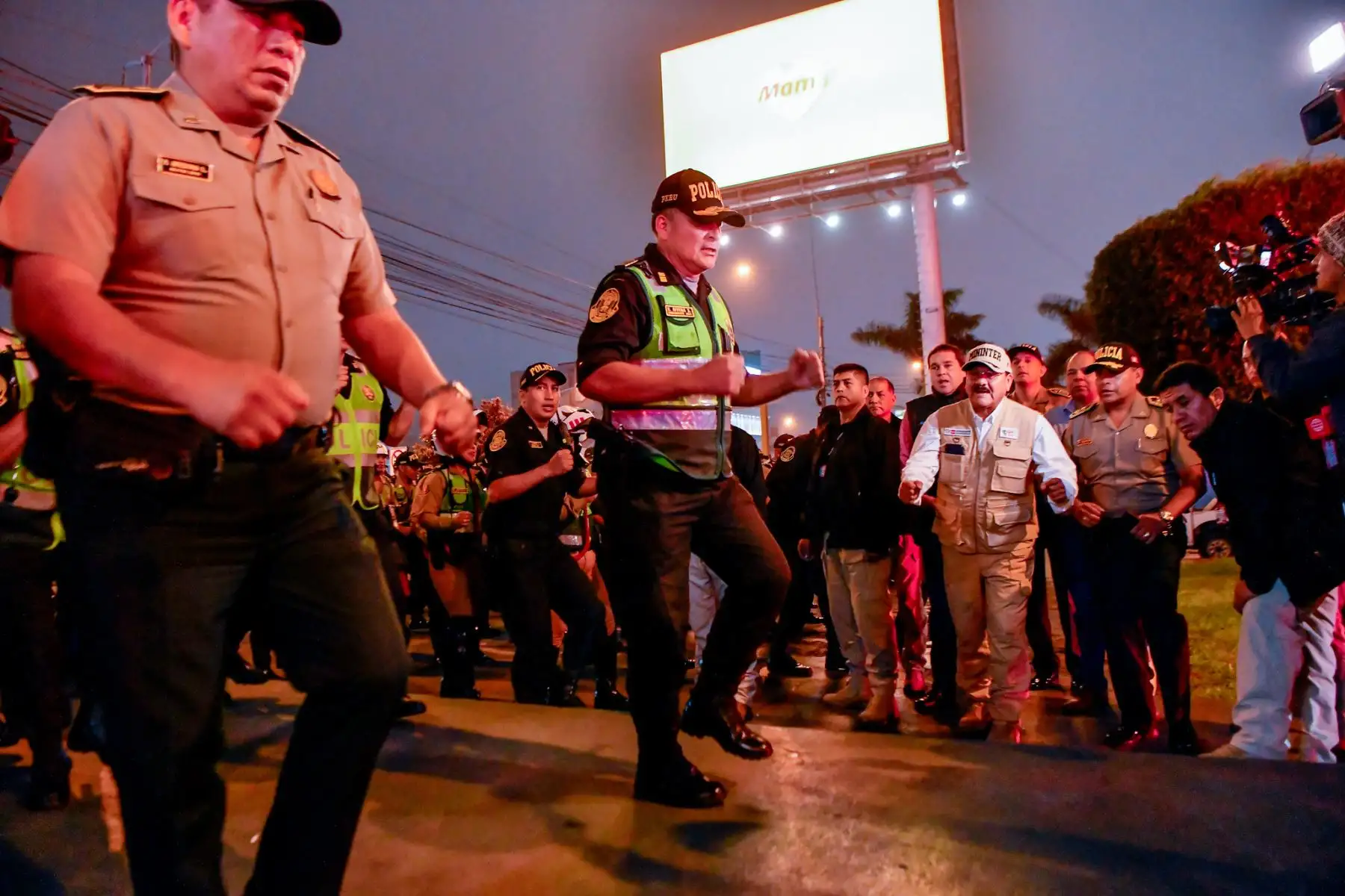 El ministro Walter Ortiz, con el alcalde de la Municipalidad de SanMiguel, Eduardo Bless, supervisó la ejecución del Operativo Impacto, a cargo de la Policía Nacional del Perú y el serenazgo local, en diferentes puntos de la jurisdicción. En cumplimiento del plan Perú Seguro, con más de 400 efectivos, entre Halcones, Tránsito, Extranjería y otras, se desplegaron realizando controles de identidad y vehicular, a fin de prevenir y combatir el delito. También se busca identificar y poner a disposición de las autoridades a personas requisitoriadas.
Foto: ANDINA/Mininter 
El ministro Walter Ortiz, con el alcalde de la Municipalidad de SanMiguel, Eduardo Bless, supervisó la ejecución del Operativo Impacto, a cargo de la Policía Nacional del Perú y el serenazgo local, en diferentes puntos de la jurisdicción. En cumplimiento del plan Perú Seguro, con más de 400 efectivos, entre Halcones, Tránsito, Extranjería y otras, se desplegaron realizando controles de identidad y vehicular, a fin de prevenir y combatir el delit