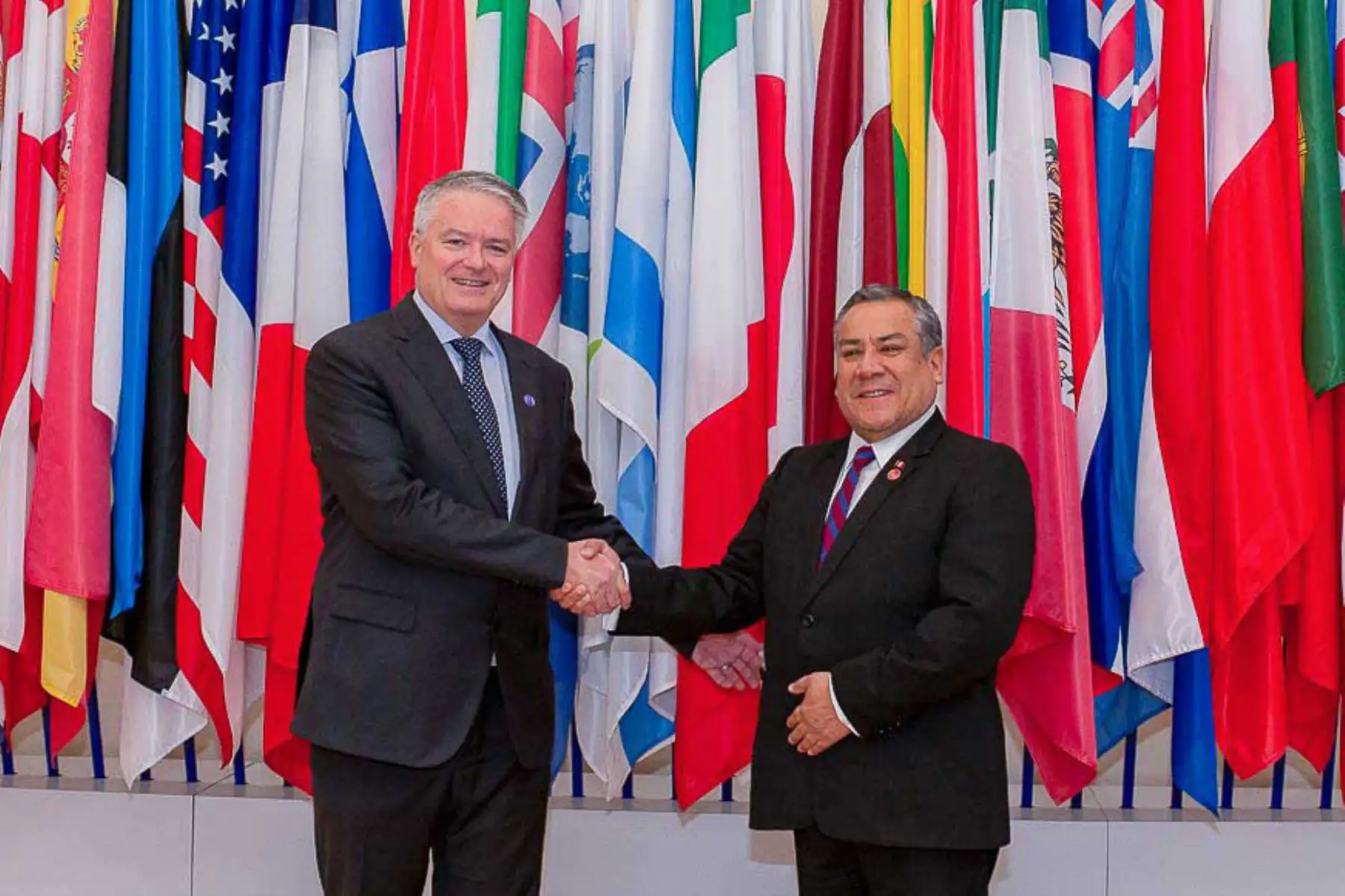 En su tercer día de trabajo en París (Francia), el titular de la Presidencia del Consejo de Ministros (PCM) sostuvo una reunión con el secretario general de la OCDE, Mathias Cormann, con quien coincidió en los avances significativos realizados por el Perú en su camino de adhesión a este organismo internacional. Foto: PCM