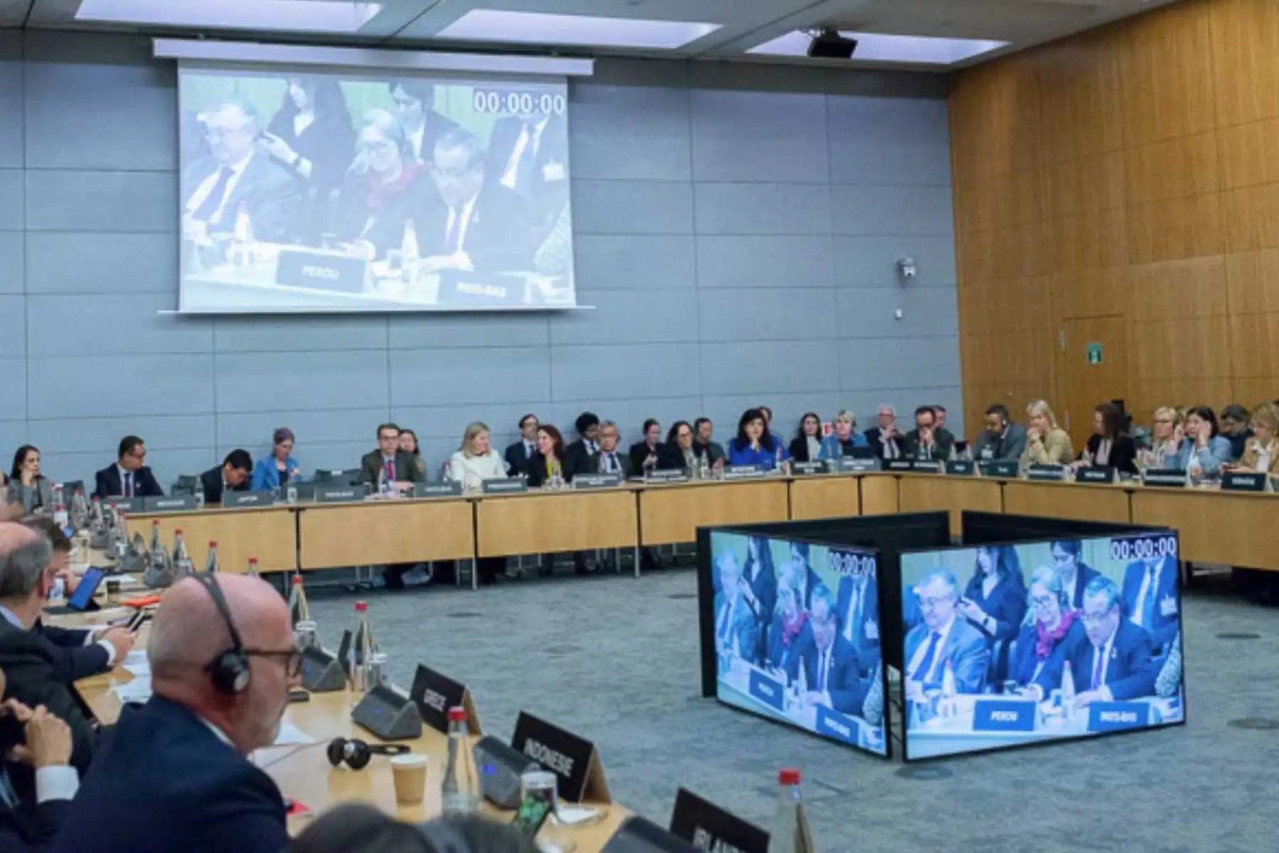 En la sesión denominada “Caminos Creíbles hacia el Crecimiento Sostenible en las Crisis Globales Interconectadas”, el jefe del Gabinete Ministerial dio a conocer las diversas iniciativas impulsadas por el Gobierno para generar desarrollo con protección del medio ambiente y bienestar de la población. Foto: PCM