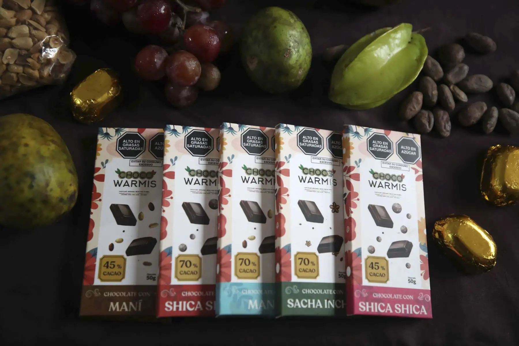 Fotografía de varios empaques de chocolate producidos en la asociación Chocowarmis, en la comunidad indígena Copal Sacha, en la Amazonía del Perú. Cultivar cacao y producir chocolates ecológicos ha empoderado a las mujeres de la asociación peruana Chocowarmis, favorecidas por el alto precio que este fruto ha alcanzado en los últimos meses.
Foto: EFE