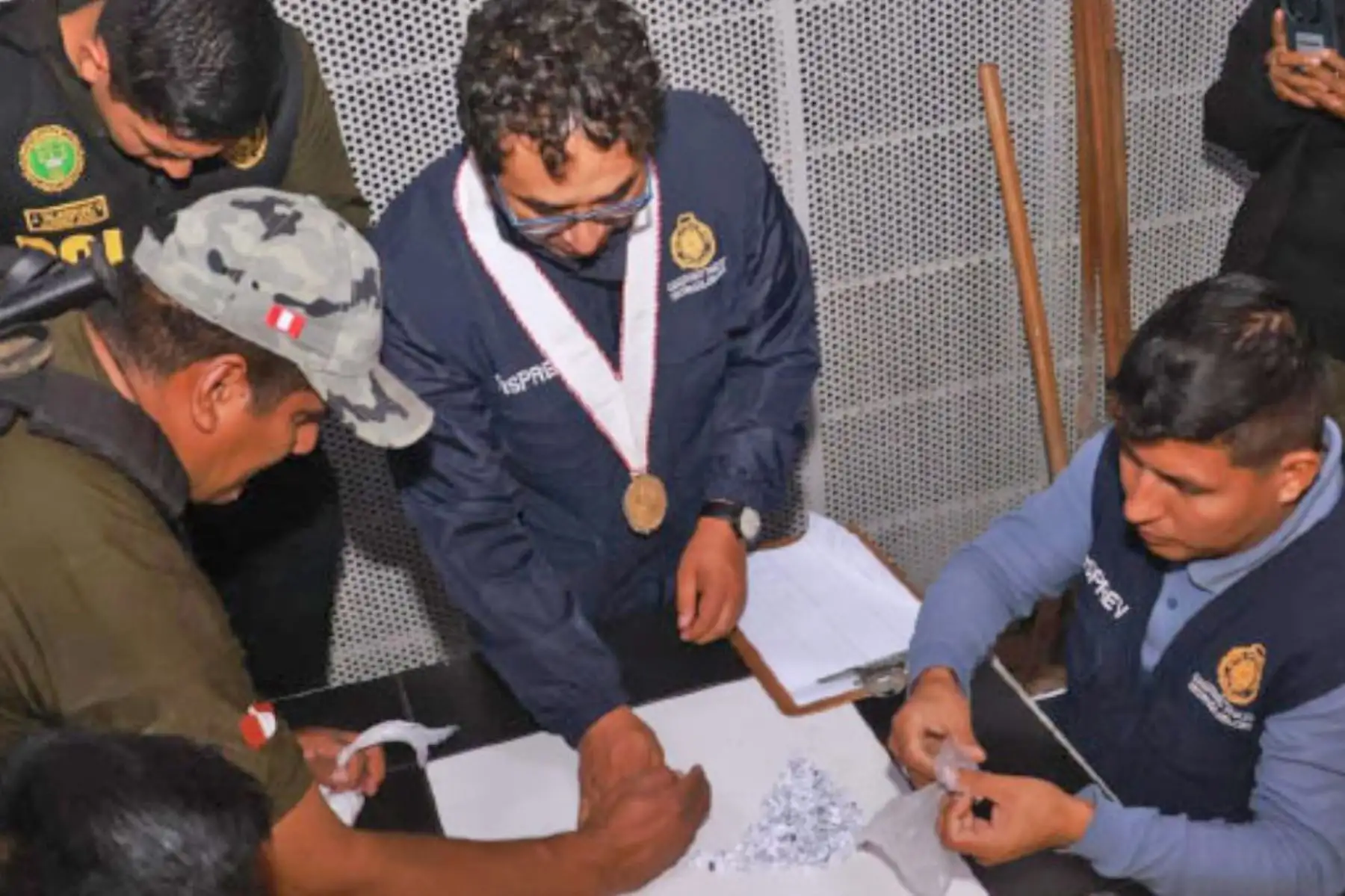 En el marco de la Política de Cárceles Seguras para mantener el principio de autoridad en los penales, se realizó un megaoperativo a nivel nacional, logrando incautar 2 518 ketes y 240 envoltorios de droga, 246 armas blancas, 74 celulares, 36 USB, 34 cargadores, 13 baterías de celular, 12 audífonos y 361 elementos variados. Foto: Difusión