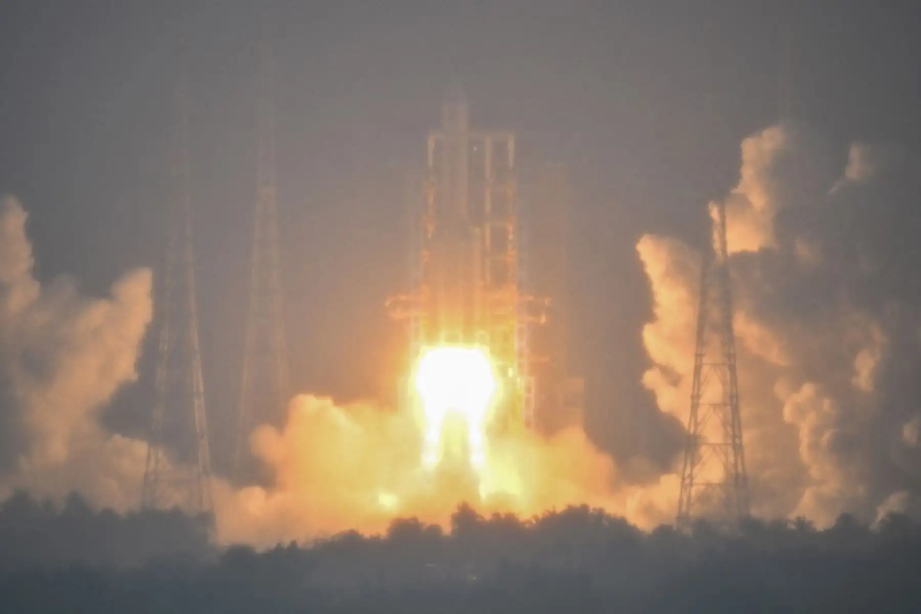 China lanzó una sonda el viernes para recolectar muestras de la cara oculta de la Luna, una primicia mundial mientras Beijing sigue adelante con un ambicioso programa que apunta a enviar una misión lunar tripulada para 2030. Foto: AFP