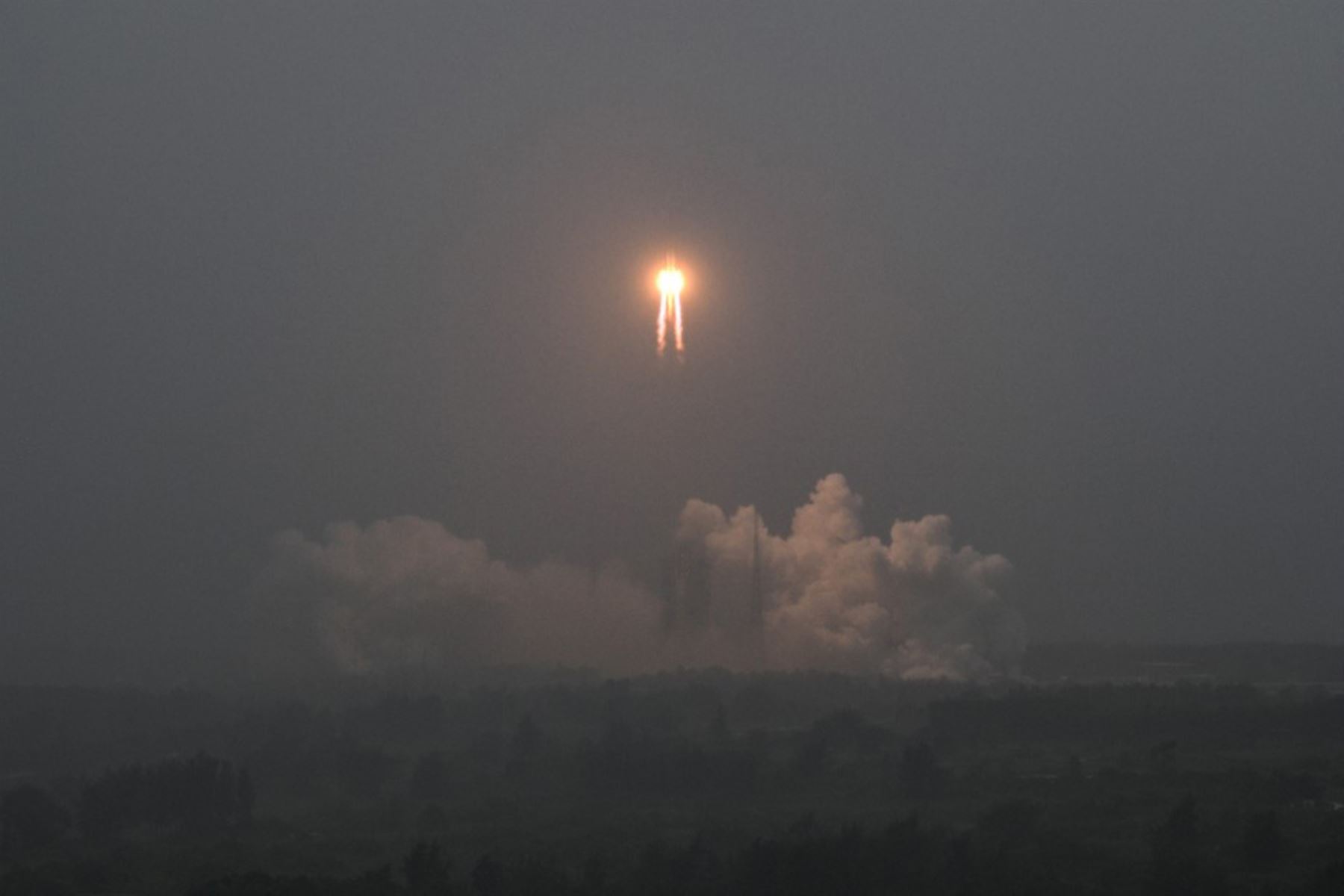 El cohete despegó desde el Centro de Lanzamiento Espacial Wenchang en la provincia de Hainan, en el sur de China, justo antes de las 17H30 (09H30 GMT), informó la agencia Xinhua. Foto: AFP