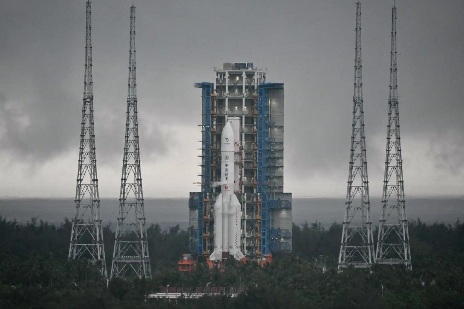 China lanzó una sonda el viernes para recolectar muestras de la cara oculta de la Luna, una primicia mundial mientras Beijing sigue adelante con un ambicioso programa que apunta a enviar una misión lunar tripulada para 2030. Foto: AFP