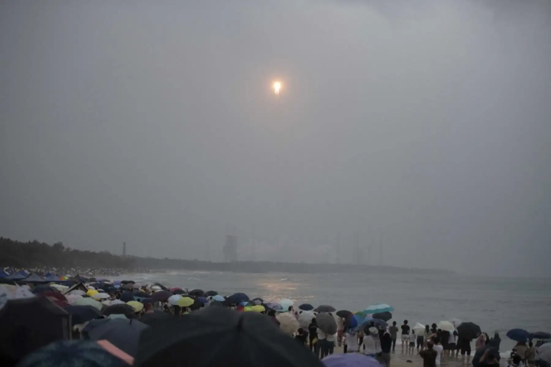 China lanzó una sonda el viernes para recolectar muestras de la cara oculta de la Luna, una primicia mundial mientras Beijing sigue adelante con un ambicioso programa que apunta a enviar una misión lunar tripulada para 2030. Foto: AFP