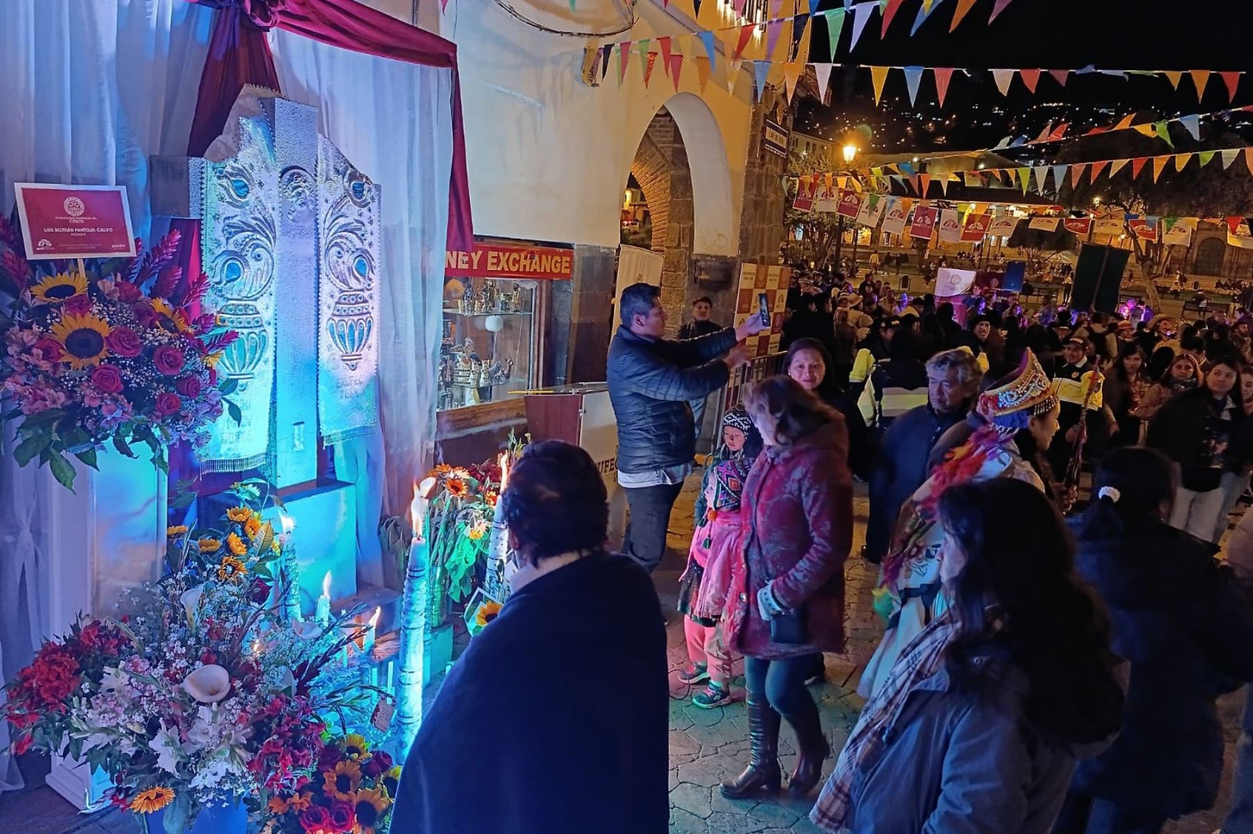 Cientos de devotos cusqueños inician los rituales tradicionales por la Festividad de la Cruz Velacuy. ANDINA/Percy Hurtado