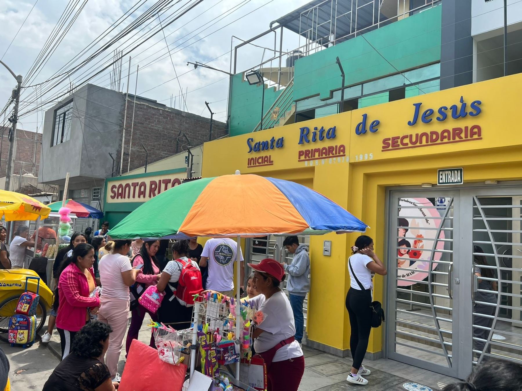 Padres de familia acudieron al colegio Santa Rita de Jesús del distrito de El Porvenir, en Trujillo, para retirar a sus hijos luego de conocer que dicha escuela fue baleada por desconocidos esta mañana. ANDINA/Difusión