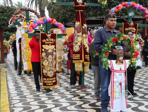 Devotos procedentes de diversas zonas de Tacna participaron de la Fiesta de la Santísima Cruz que se inició con una misa en la catedral y que congregó más de 300 cruces. ANDINA/Difusión
