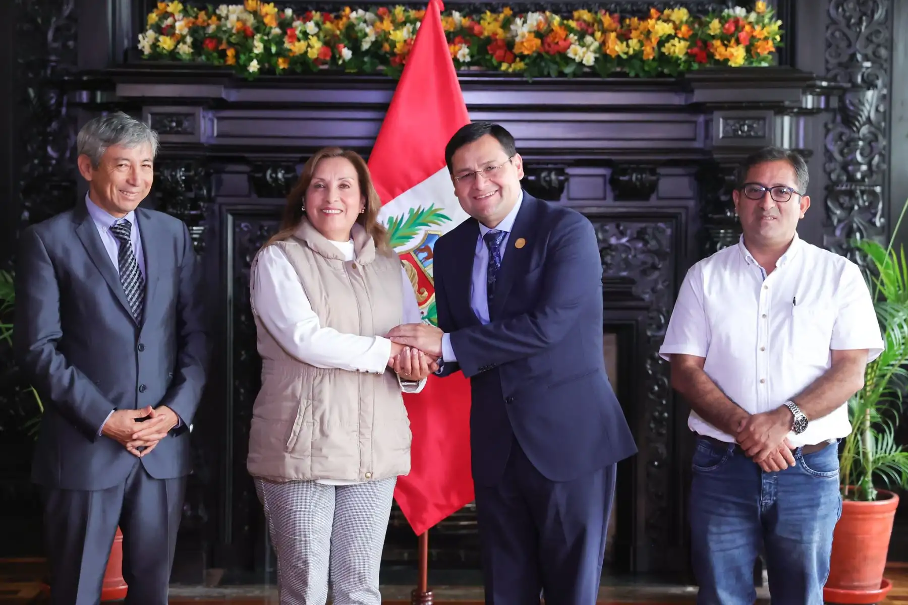 A fin de coordinar el destrabe de diversos proyectos, la presidenta de la República, Dina Boluarte, se reunió con el gobernador regional de Lambayeque, Jorge Pérez y autoridades de la región, en Palacio Gobierno.
Foto: ANDINA/Presidencia Perú