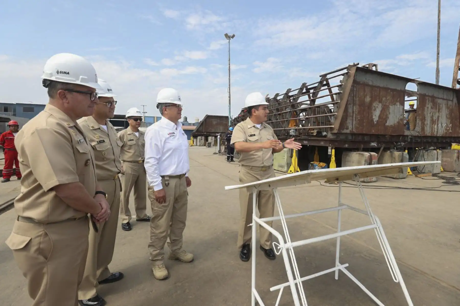 Durante su visita a las instalaciones de SIMA CHIMBOTE, el titular del sector Defensa inspeccionó los trabajos que se realizan, las mismas que se encuentran en la etapa de construcción de cascos de aluminio y otros elementos de las patrulleras. 
Foto: ANDINA/MINDEF