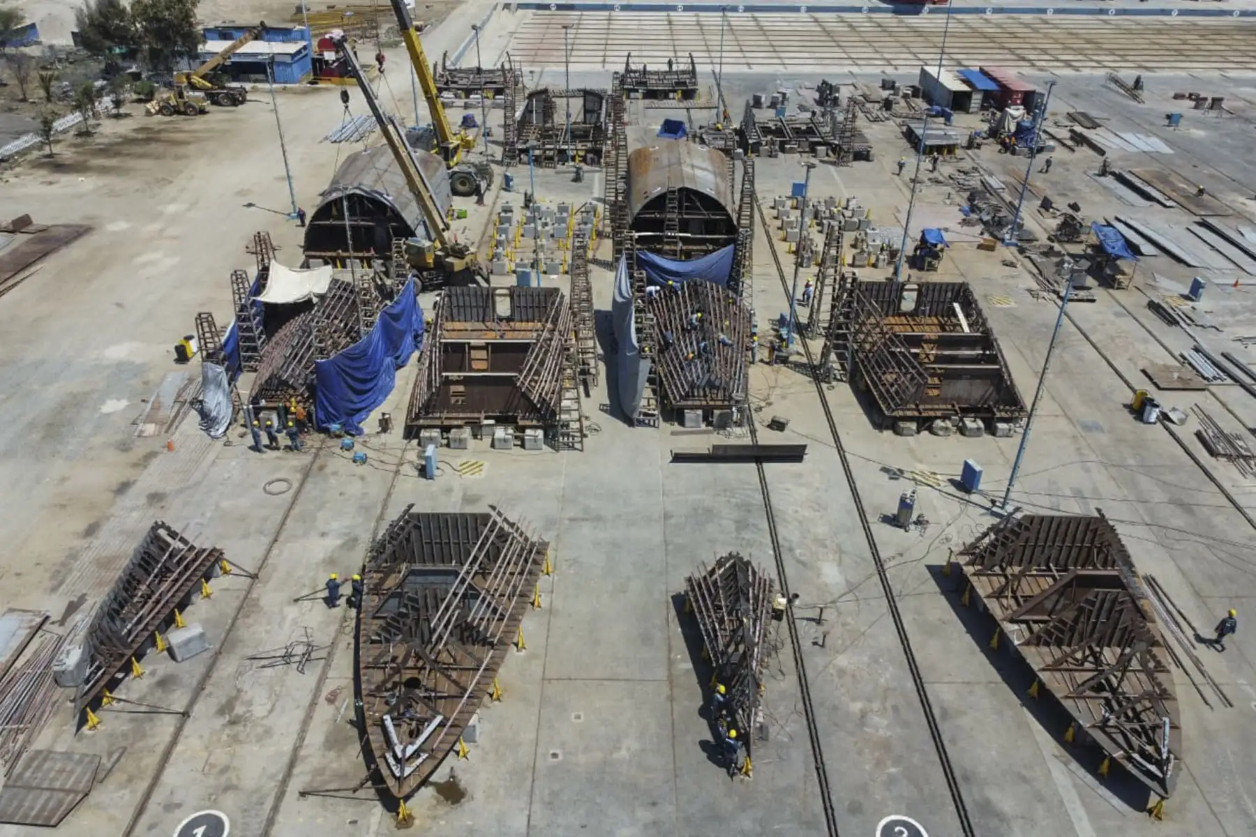Durante su visita a las instalaciones de SIMA CHIMBOTE, el titular del sector Defensa inspeccionó los trabajos que se realizan, las mismas que se encuentran en la etapa de construcción de cascos de aluminio y otros elementos de las patrulleras. 
Foto: ANDINA/MINDEF