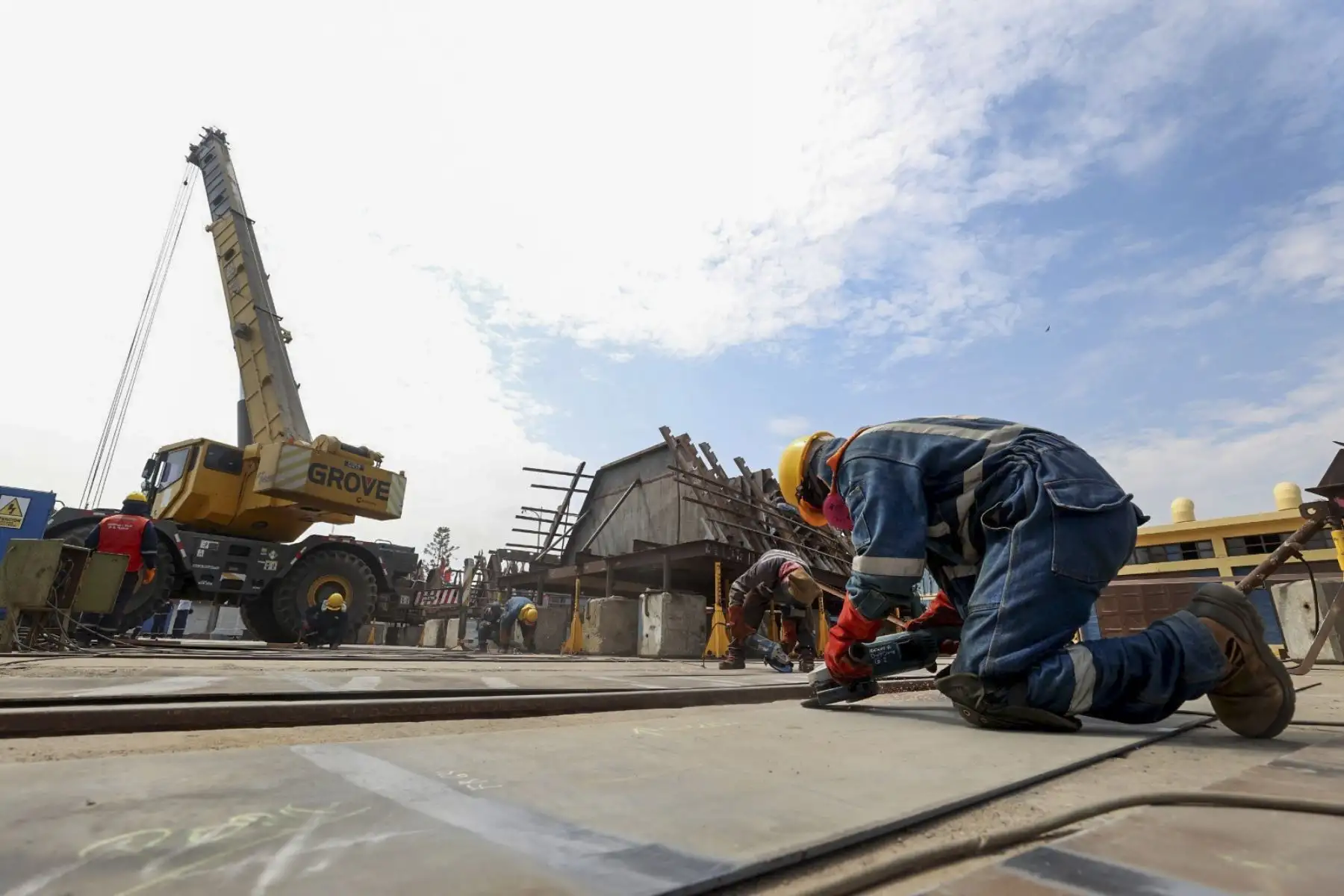 Durante su visita a las instalaciones de SIMA CHIMBOTE, el titular del sector Defensa inspeccionó los trabajos que se realizan, las mismas que se encuentran en la etapa de construcción de cascos de aluminio y otros elementos de las patrulleras.