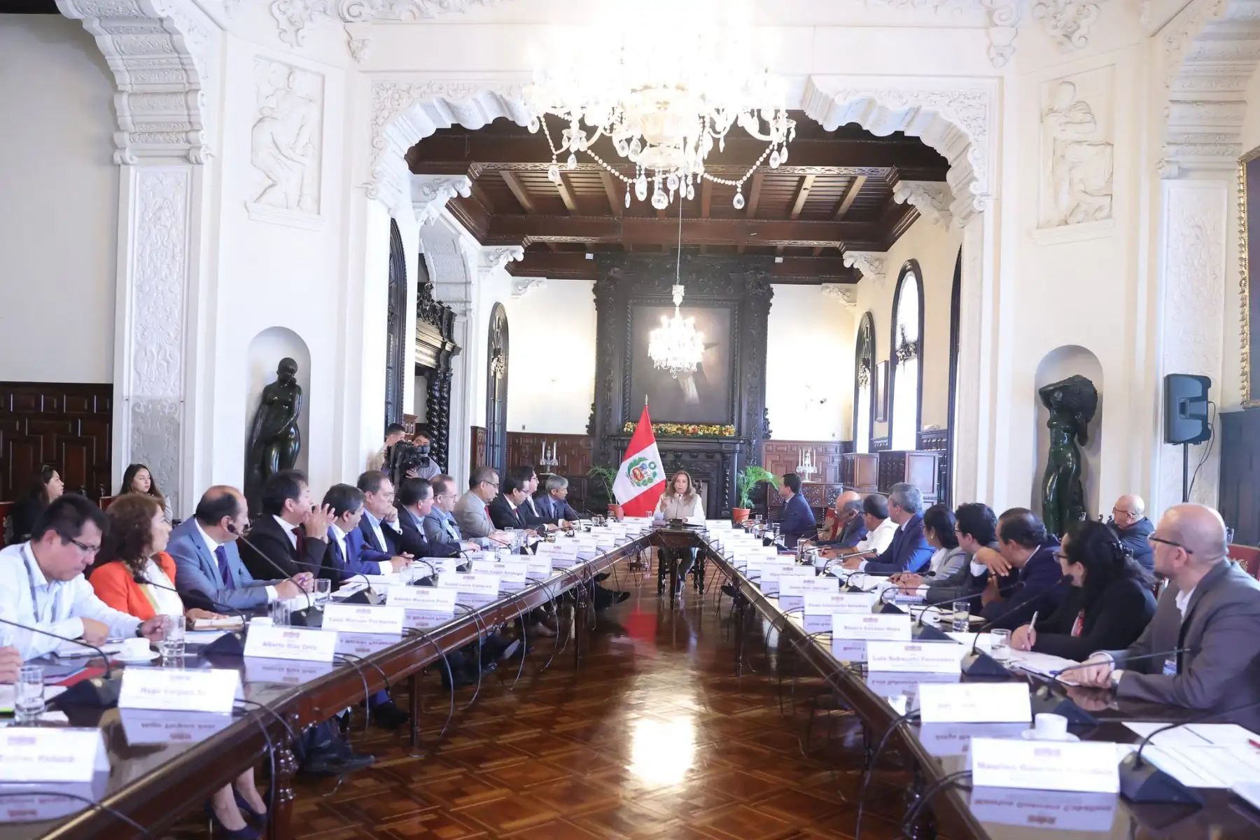 A fin de coordinar el destrabe de diversos proyectos, la presidenta de la República, Dina Boluarte, se reunió con el gobernador regional de Lambayeque, Jorge Pérez y autoridades de la región, en Palacio Gobierno.
Foto: ANDINA/Presidencia Perú