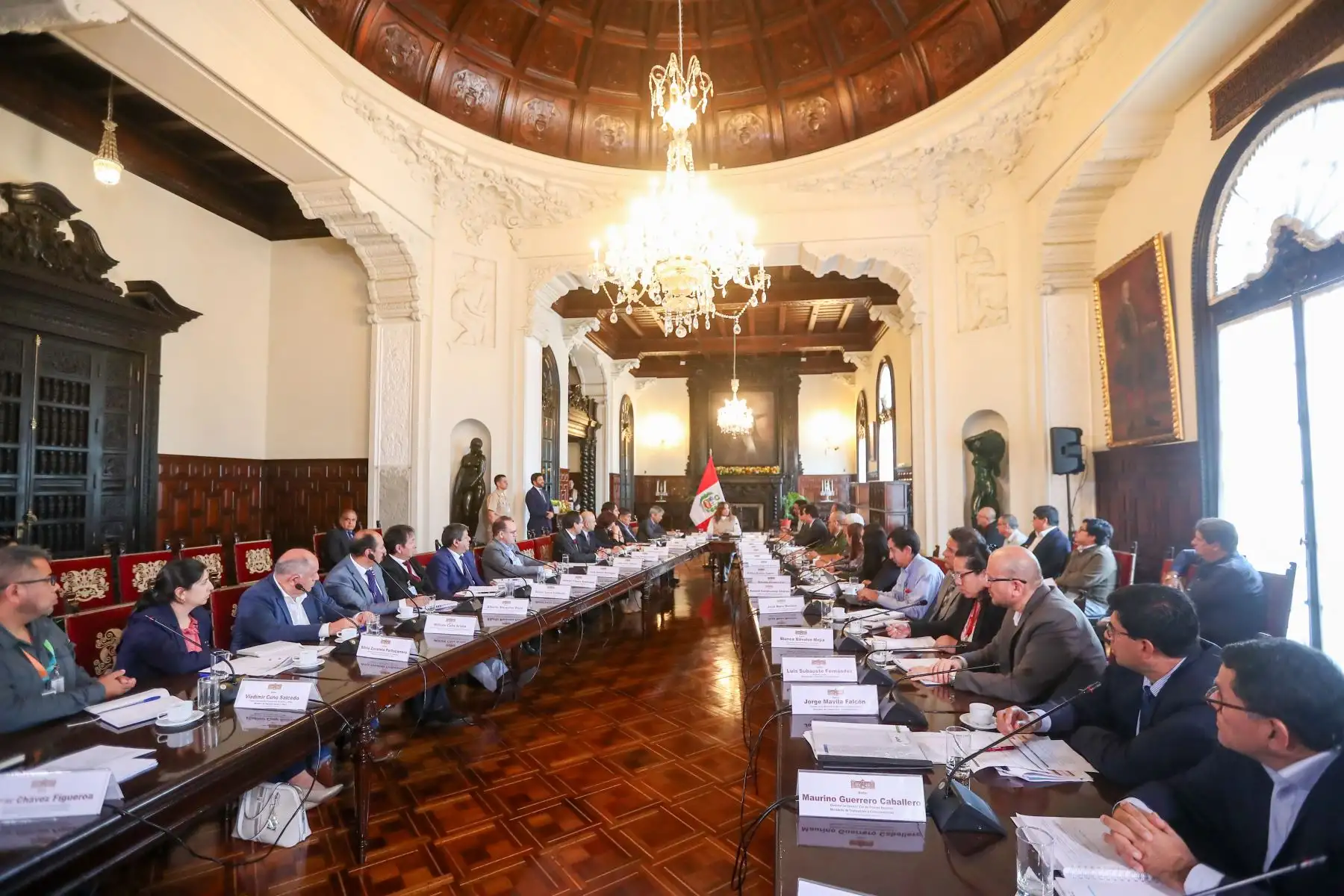Presidenta de la república, Dina Boluarte Zegarra, y ministros de Estado sostuvieron una reunión de trabajo con el gobernador regional y autoridades de Piura en Palacio de Gobierno.
Foto: ANDINA/Presidencia Perú