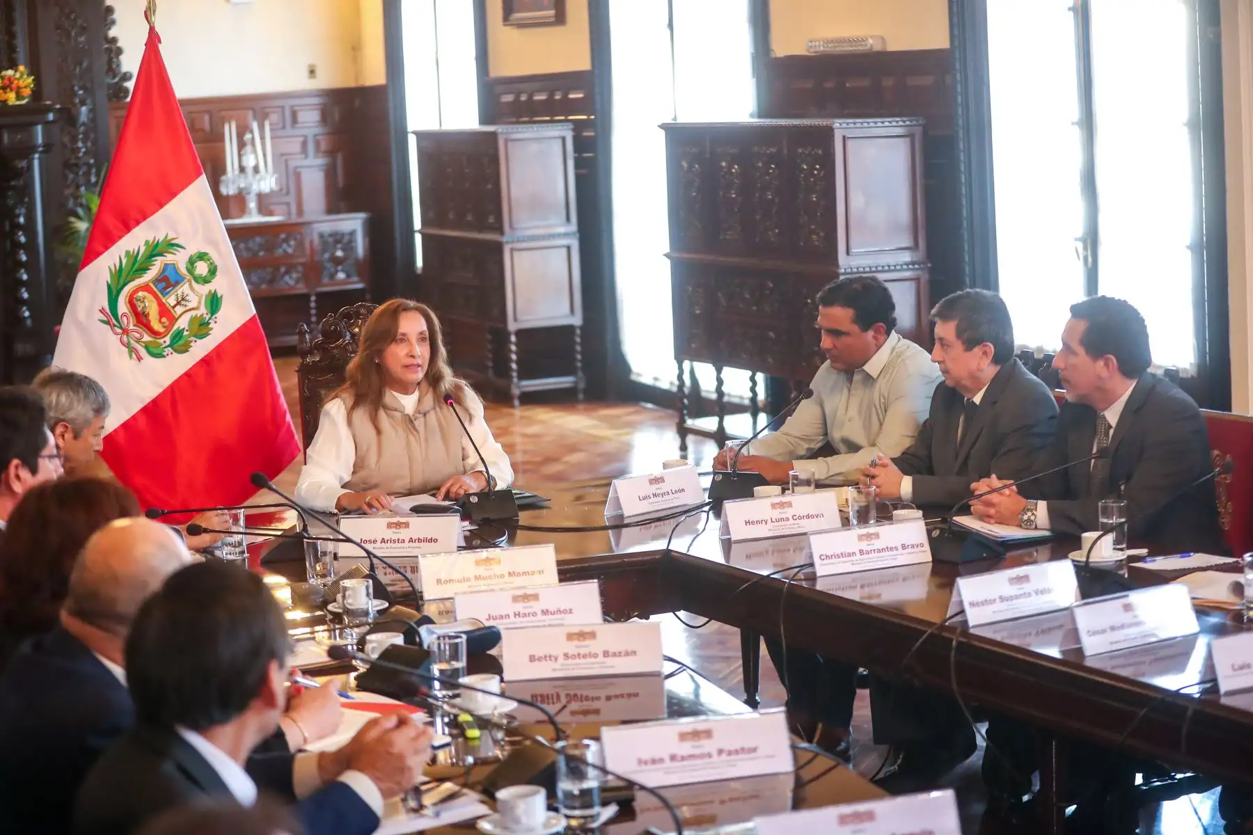 Presidenta de la república, Dina Boluarte Zegarra, y ministros de Estado sostuvieron una reunión de trabajo con el gobernador regional y autoridades de Piura en Palacio de Gobierno.
Foto: ANDINA/Presidencia Perú