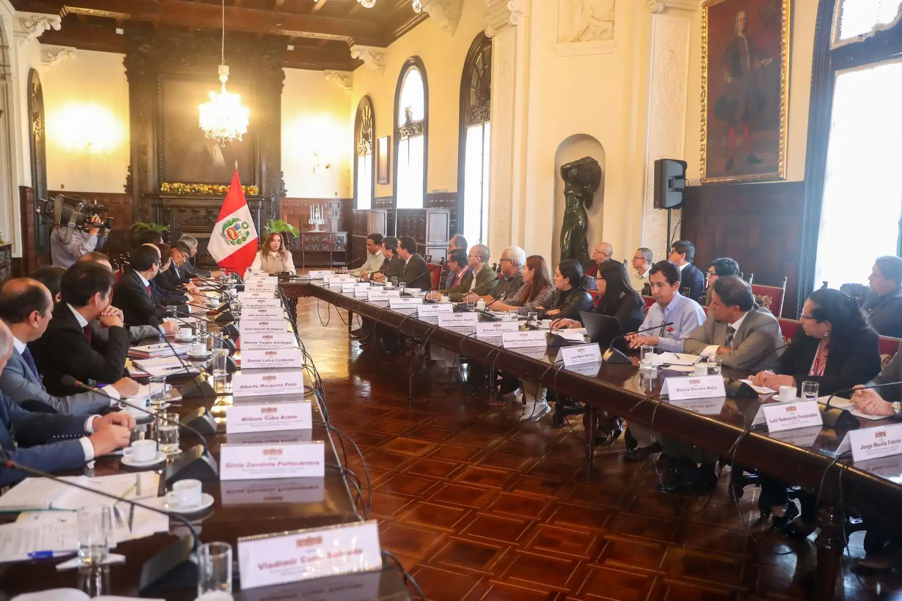 Presidenta de la república, Dina Boluarte Zegarra, y ministros de Estado sostuvieron una reunión de trabajo con el gobernador regional y autoridades de Piura en Palacio de Gobierno.
Foto: ANDINA/Presidencia Perú