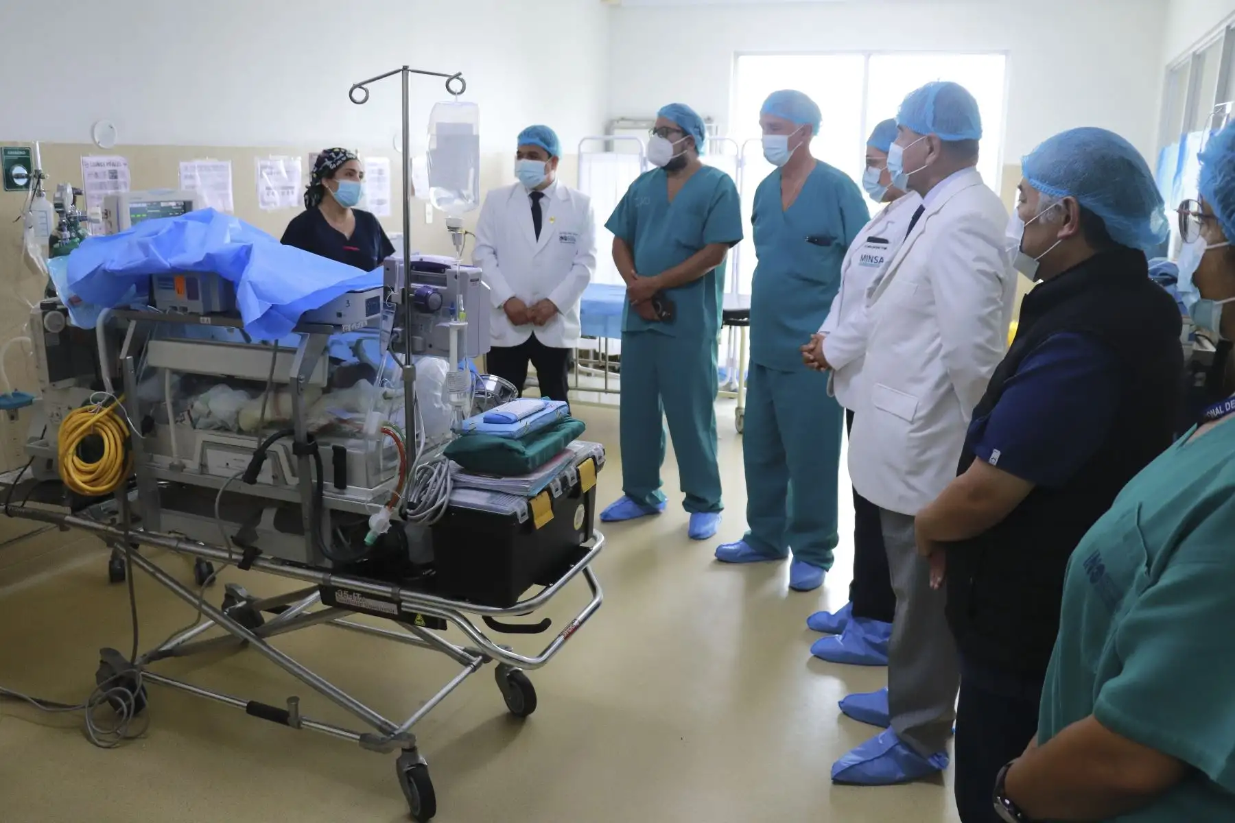 Los resultados de la operación fueron destacados por el director general de Operaciones en Salud, Luis Quiroz Avilés; la directora general de la DIRIS Lima Centro, Delia Dávila Vigil; y por el director general del INO, Félix Antonio Torres Cotrina; quienes se hicieron presentes en el Centro Quirúrgico para inspeccionar, respaldar y felicitar al equipo médico por lograr tan asombrosa hazaña.
Foto: ANDINA/MINSA