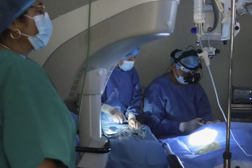 El procedimiento fue realizado magistralmente por el cirujano oftalmólogo, José Antonio Roca Fernández, médico emblemático y especialista en Retina, Vítreo, Mácula, Córnea y Catarata. ANDINA/ Minsa.