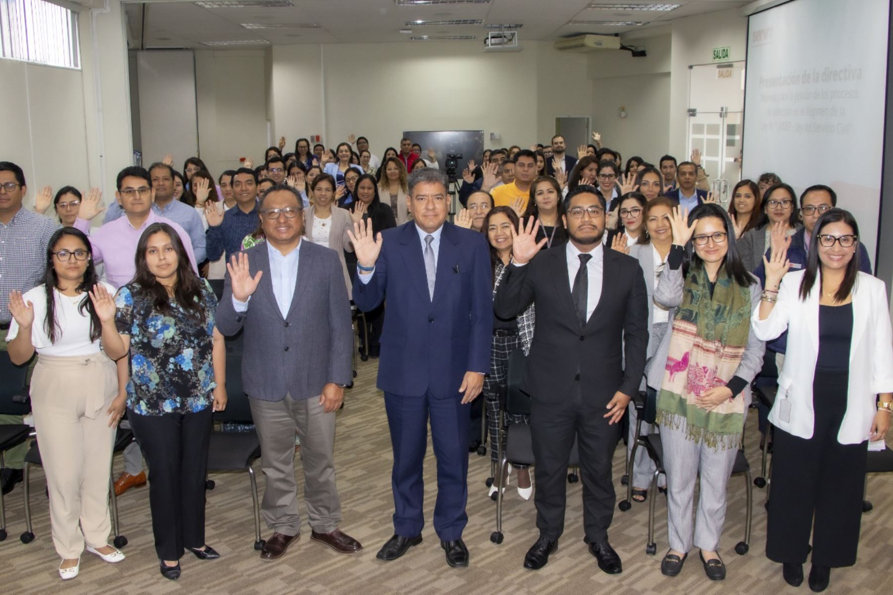 El presidente ejecutivo de la Autoridad Nacional del Servicio Civil – Servir, Guillermo Valdivieso Payva, con jefes y gestores de las oficinas de Recursos Humanos de las entidades públicas. ANDINA/ Servir.