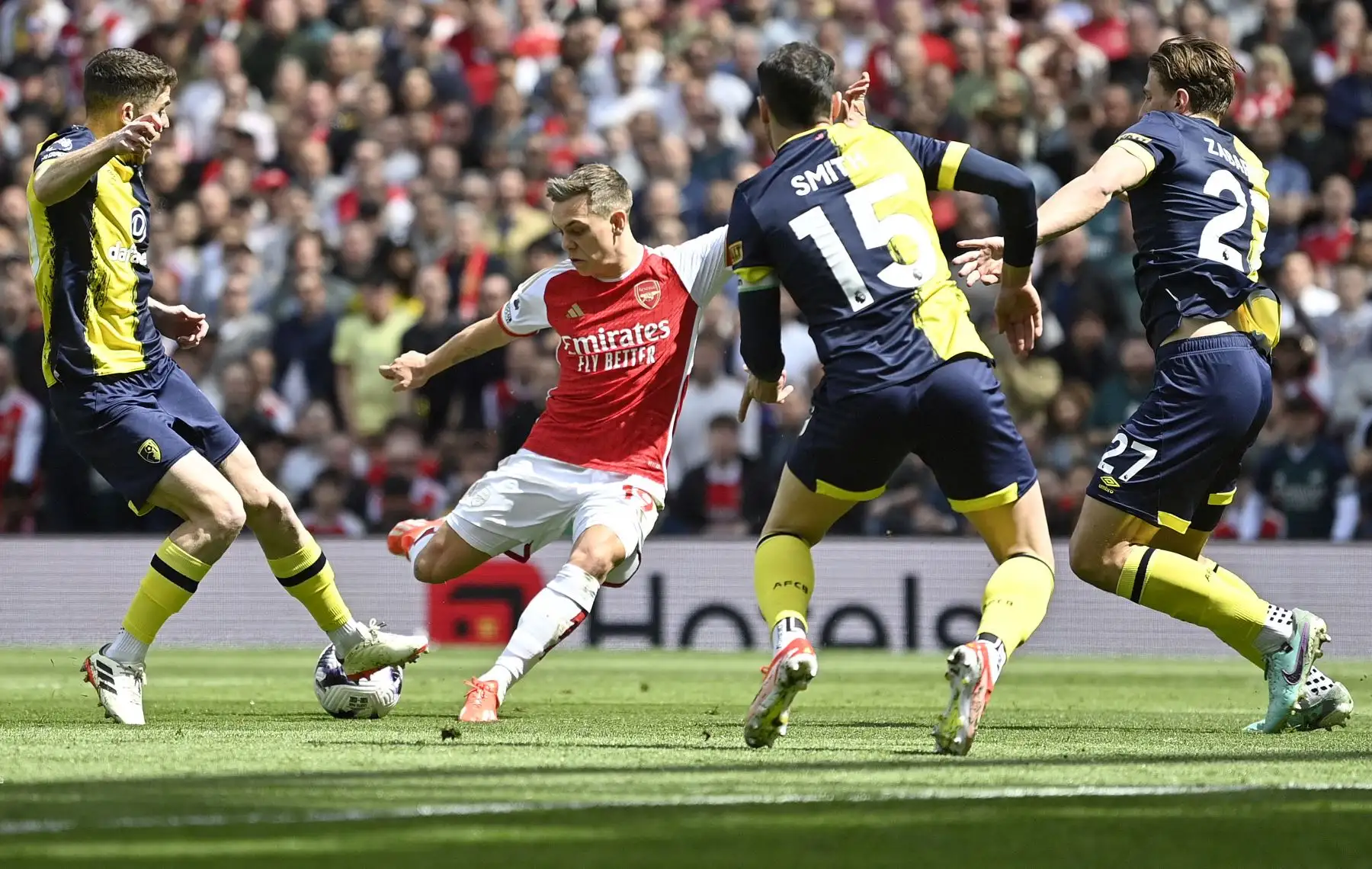 El centrocampista belga  del Arsenal, Leandro Trossard, dispara pero no logra anotar durante el partido de fútbol de la Premier League inglesa entre el Arsenal y Bournemouth. Foto: ANDINA/AFP