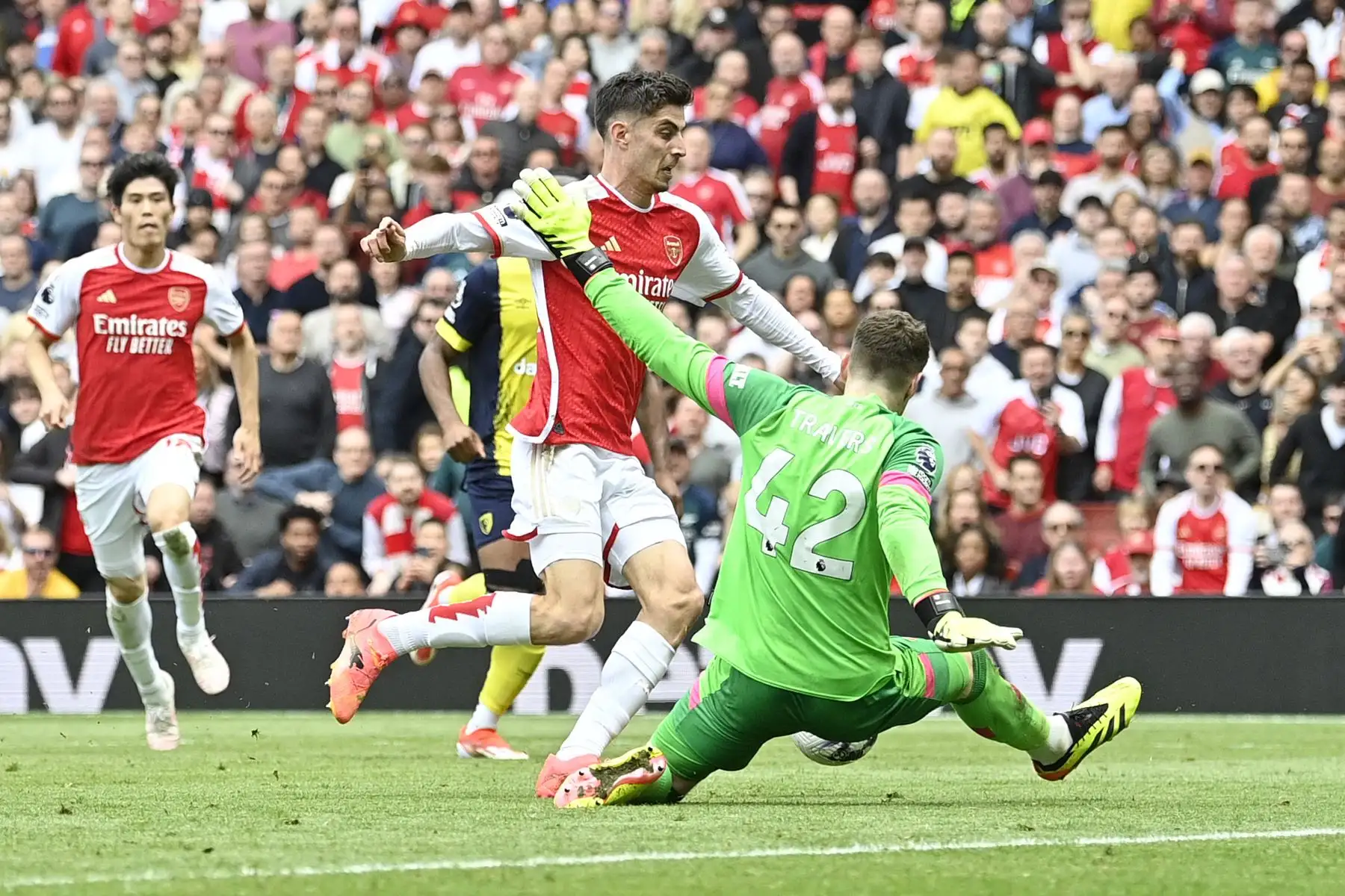 El portero irlandés de Bournemouth Mark Travers hace falta al centrocampista alemán del Arsenal Kai Havertz para conceder un penalti durante el partido de fútbol de la Premier League inglesa entre Arsenal y Bournemouth. Foto: ANDINA/ AFP