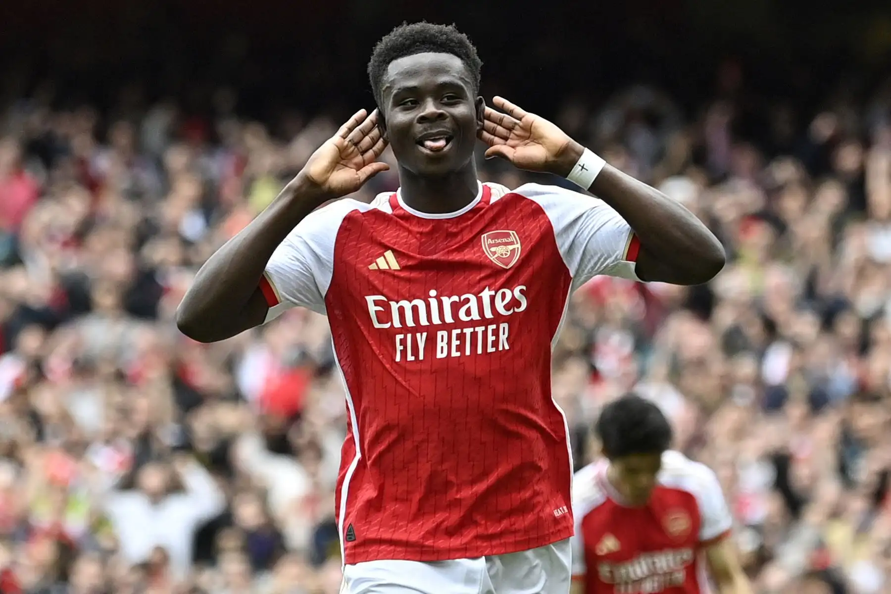 El centrocampista inglés del Arsenal Bukayo Saka celebra marcar el gol inicial desde el punto de penalti durante el partido de fútbol de la Premier League inglesa entre el Arsenal y Bournemouth. Foto: ANDINA/ AFP