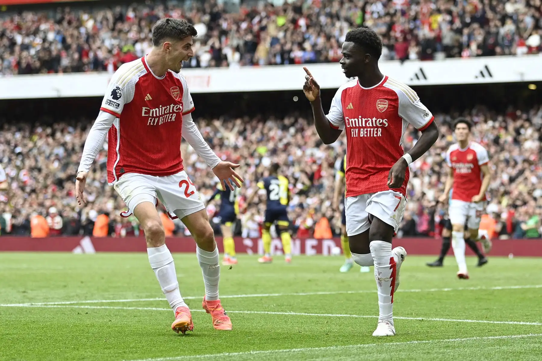 El centrocampista inglés del Arsenal Bukayo Saka  celebra marcar el gol inicial desde el punto de penalti durante el partido de fútbol de la Premier League inglesa entre el Arsenal y Bournemouth. Foto: ANDINA/ AFP