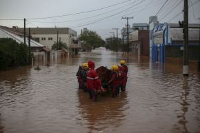 Un equipo de bomberos trabaja en una calle inundada en el centro de la ciudad de Sao Sebastiao do Cai, estado de Rio Grande do Sul, Brasil, el 2 de mayo de 2024.  Foto: AFP
