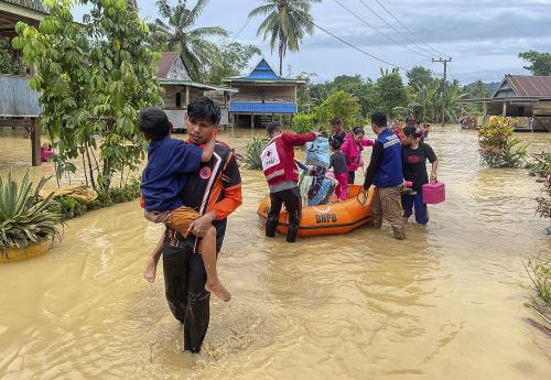 EFEUna fotografía proporcionada por la Junta Nacional de Gestión de Desastres de Indonesia (BNPB) muestra a los rescatistas evacuando a los aldeanos de una aldea inundada en Wajo, Sulawesi del Sur, Indonesia, el 3 de mayo de 2024 (publicada el 4 de mayo de 2024).  Foto: EFE