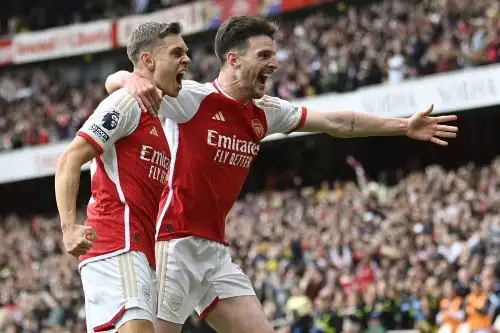 El mediocampista belga del Arsenal Leandro Trossard  celebra con el mediocampista inglés  Declan Rice del Arsenal después de marcar el segundo gol del equipo durante el partido de fútbol de la Premier League inglesa entre Arsenal y Bournemouth. Foto: ANDINA/AFP