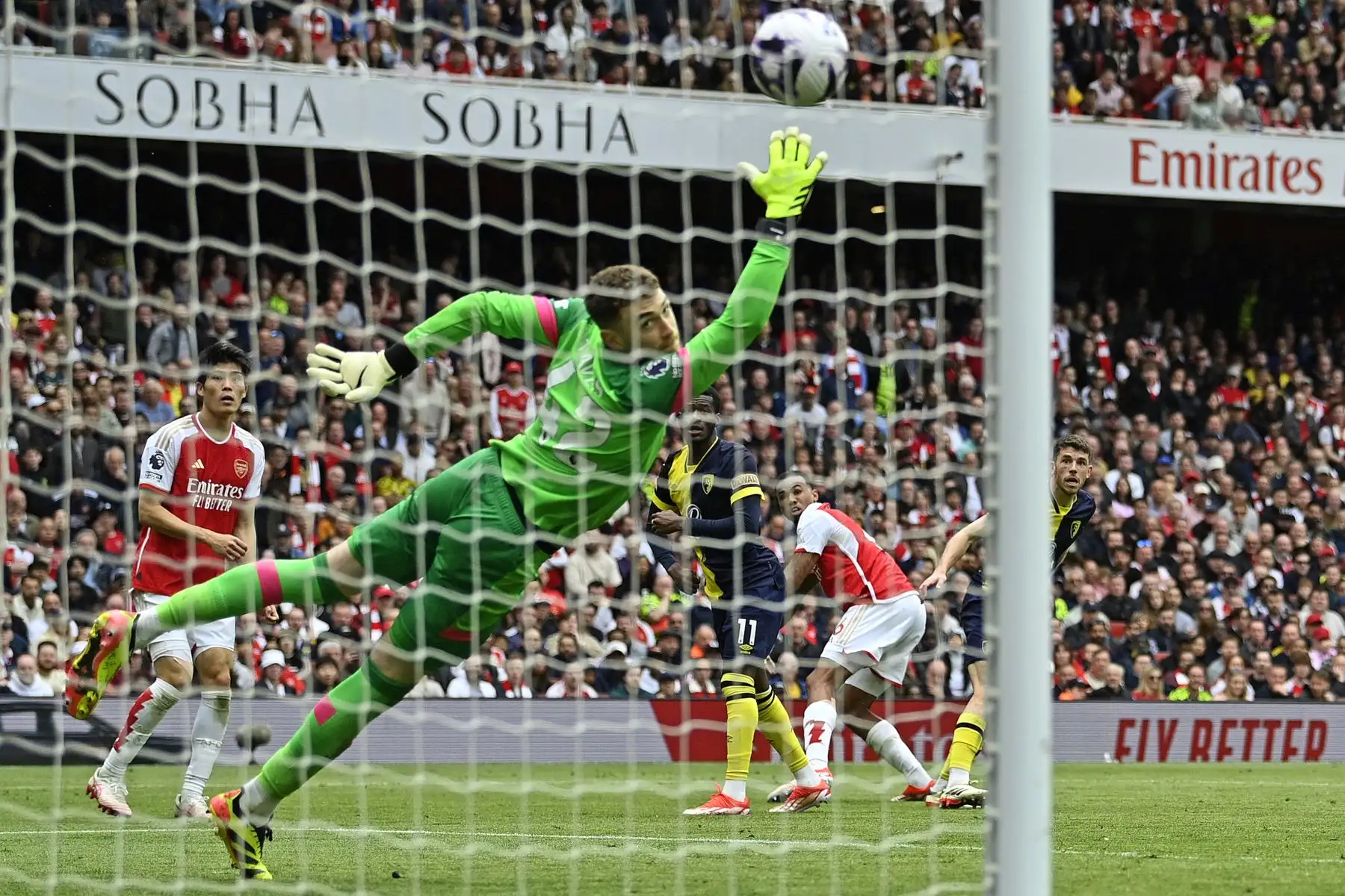 El defensor brasileño del Arsenal Gabriel Magalhaes observa su disparo pasar al portero irlandés  Mark Travers del Bournemouth en la red, pero el gol fue anulado durante el partido de fútbol de la Premier League inglesa entre Arsenal y Bournemouth. 
Foto: ANDINA/AFP