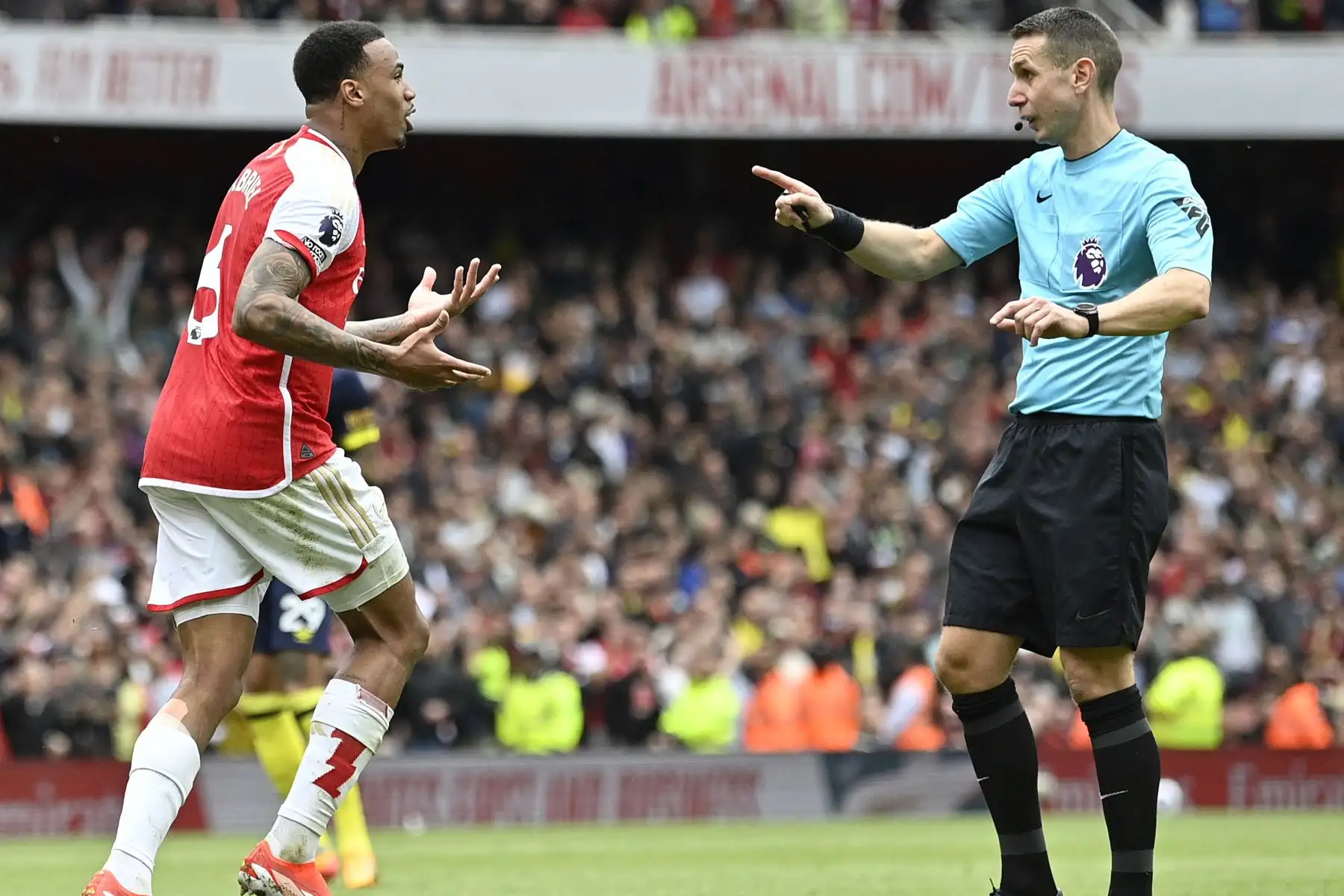 El defensor brasileño del Arsenal Gabriel Magalhaes protesta con el árbitro David Coote después de que su gol fuera anulado durante el partido de fútbol de la Premier League inglesa entre el Arsenal y Bournemouth.
Foto: ANDINA/AFP