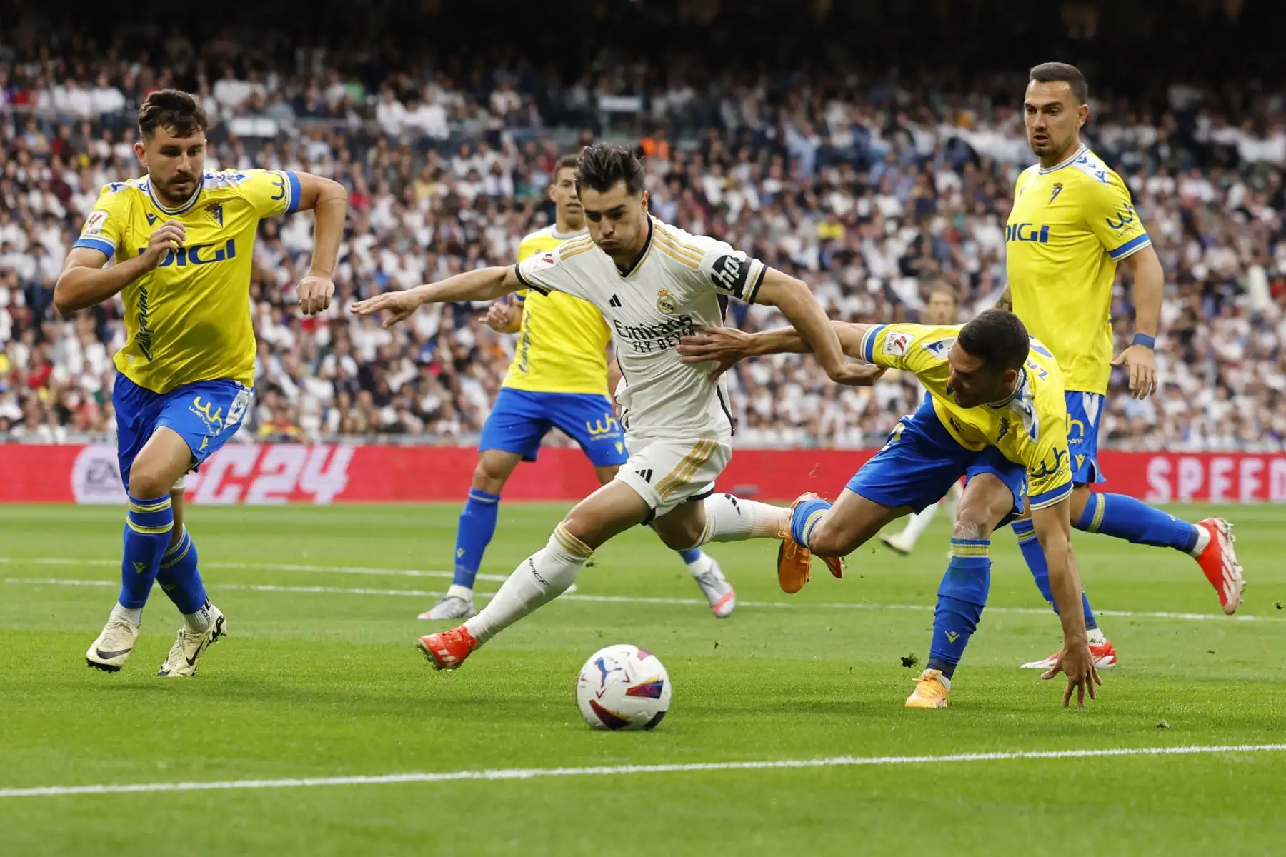 El delantero español del Real Madrid Brahim Díaz  y el defensa español del Cádiz  Joseba Zaldua  compiten por el balón durante el partido de fútbol de la liga española entre el Real Madrid CF y el Cádiz CF. Foto: ANDINA AFP